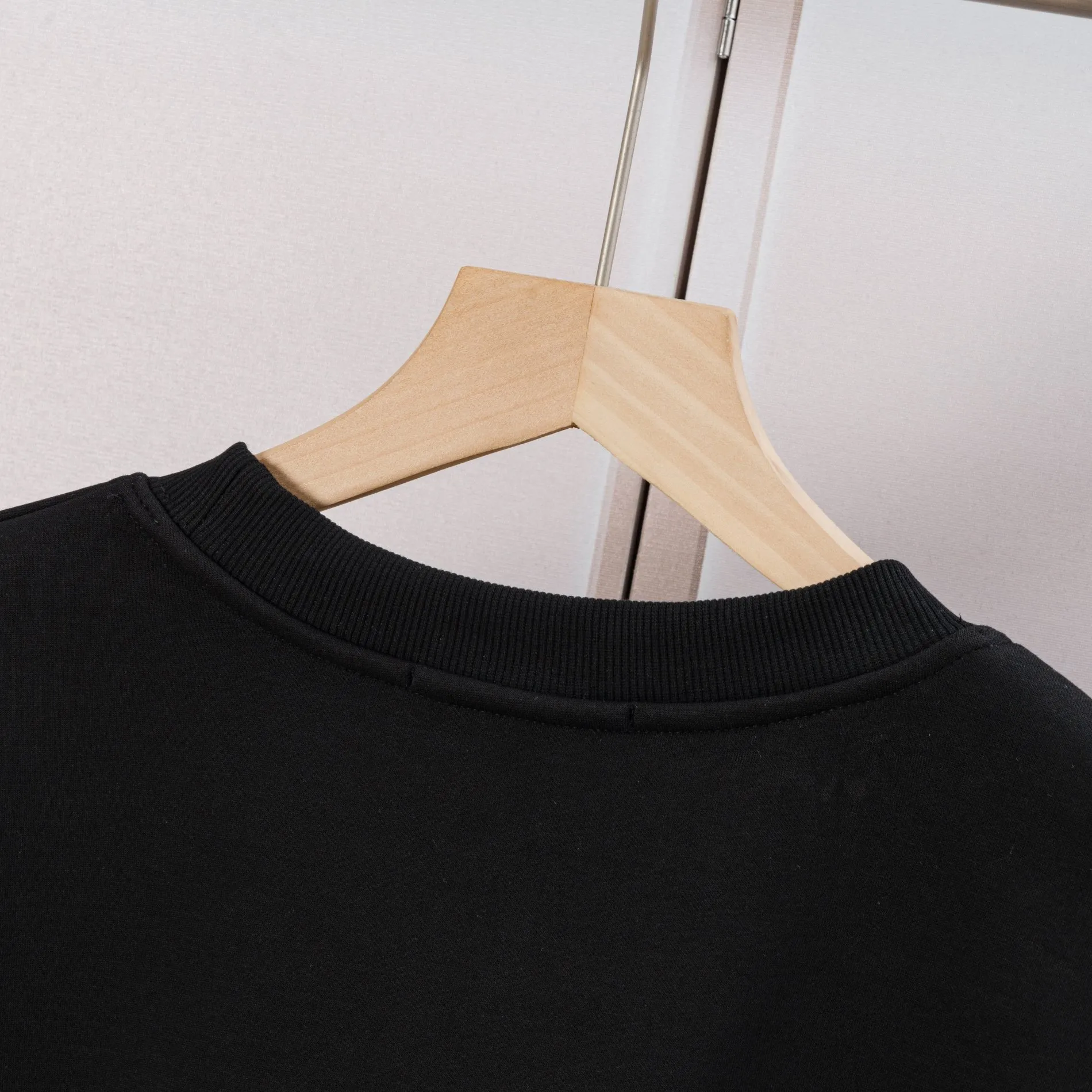🅿️290 Dior DIOR's new embroidered round neck sweatshirt, the fabric is comfortable and soft. Composite Austrian velvet. High quality 🔥 Logo letters on the front are embroidered with high craftsmanship, and the ribs are specially customized to restore the trend brought by special craftsmanship. Customized dyeing, complete with three standards. Non-market ordinary version. Compare at will. Quality is absolutely guaranteed. Same style for men and women. Color: Black White Navy Code Number: S M L XL [Style No. A3352]