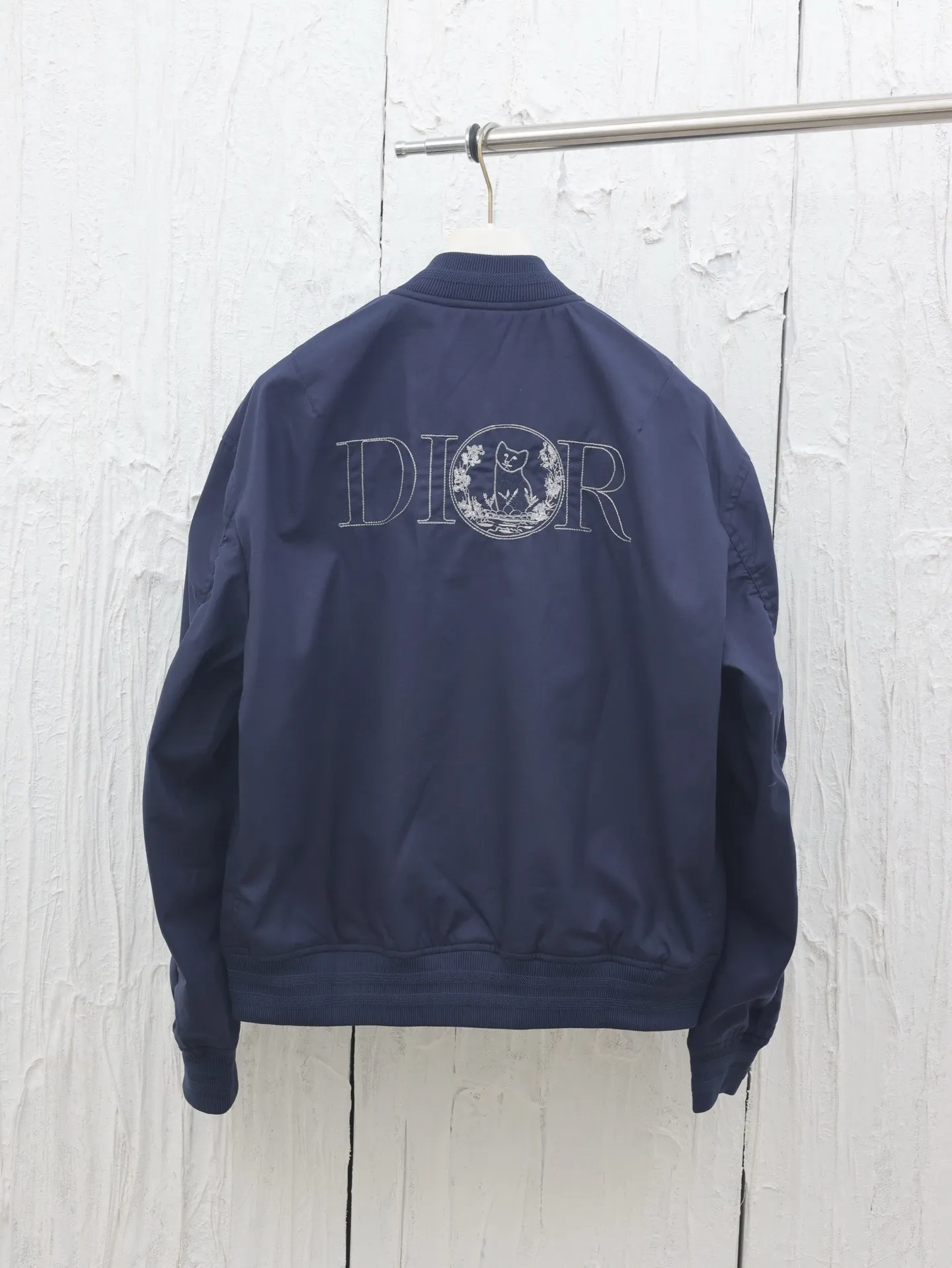 🅿️660 Dio*/Dior 25ss new cat embroidered bomber jacket with Dio For My Real Friends logo from the DIO AND HYLTON NEL joint series. Crafted from navy cotton-blend in a comfortable fit with ribbed trim and welt pockets, it's embroidered with the collection's signature on the front and back. Wear it with a variety of everyday outfits.  Size: 46/48/50/52
