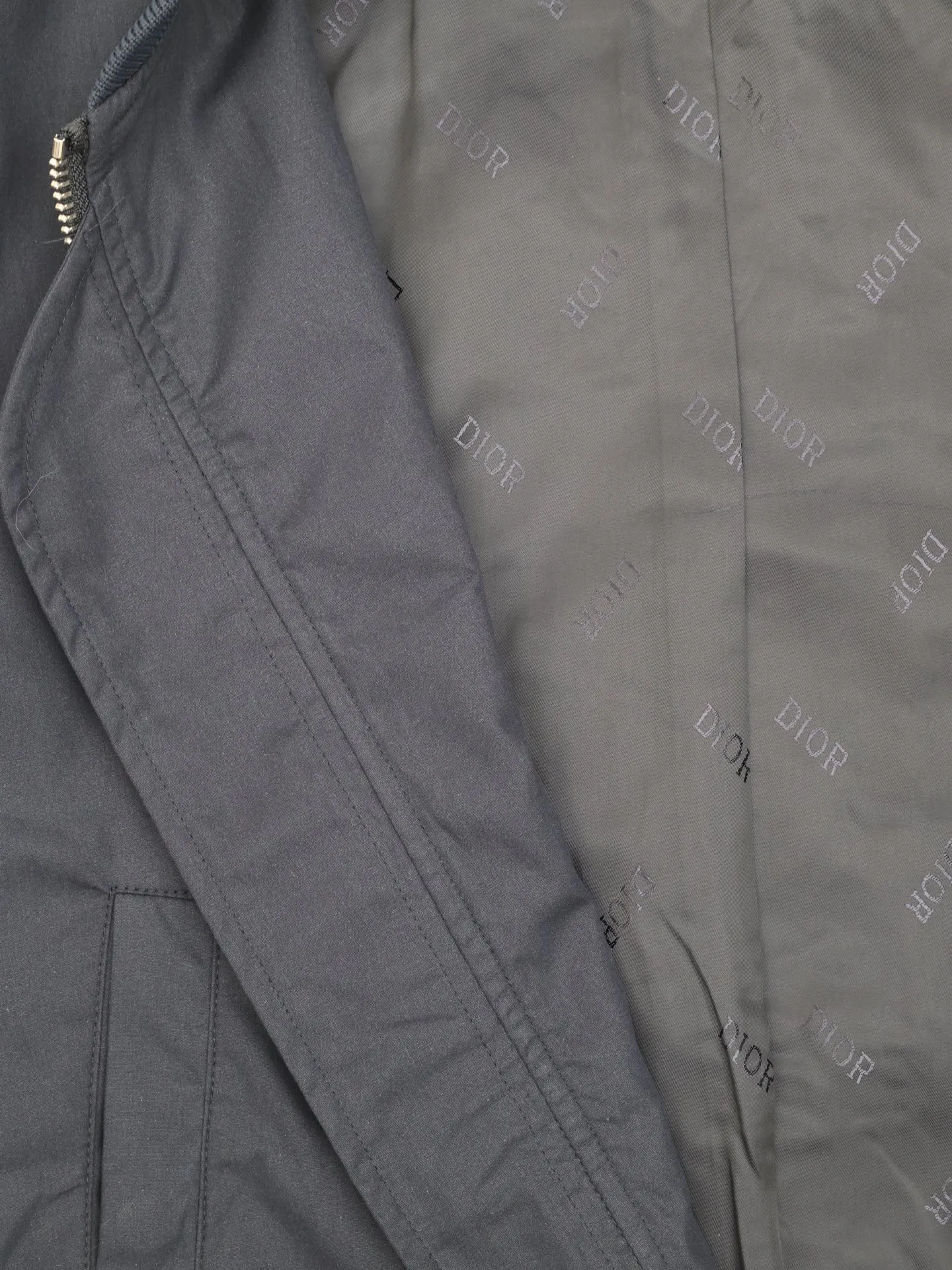 🅿️660 Dio*/Dior 25ss new cat embroidered bomber jacket with Dio For My Real Friends logo from the DIO AND HYLTON NEL joint series. Crafted from navy cotton-blend in a comfortable fit with ribbed trim and welt pockets, it's embroidered with the collection's signature on the front and back. Wear it with a variety of everyday outfits.  Size: 46/48/50/52