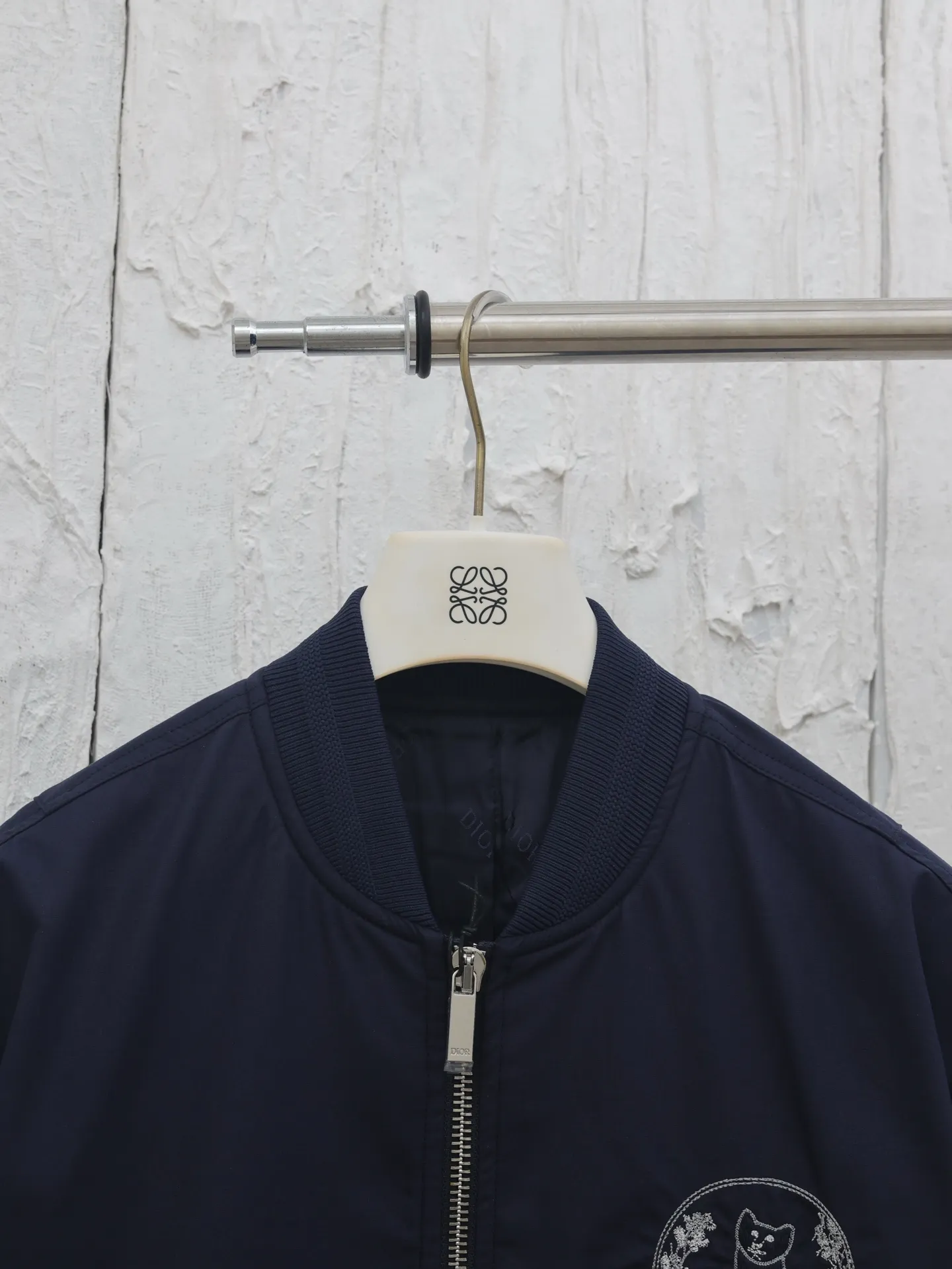 🅿️660 Dio*/Dior 25ss new cat embroidered bomber jacket with Dio For My Real Friends logo from the DIO AND HYLTON NEL joint series. Crafted from navy cotton-blend in a comfortable fit with ribbed trim and welt pockets, it's embroidered with the collection's signature on the front and back. Wear it with a variety of everyday outfits.  Size: 46/48/50/52