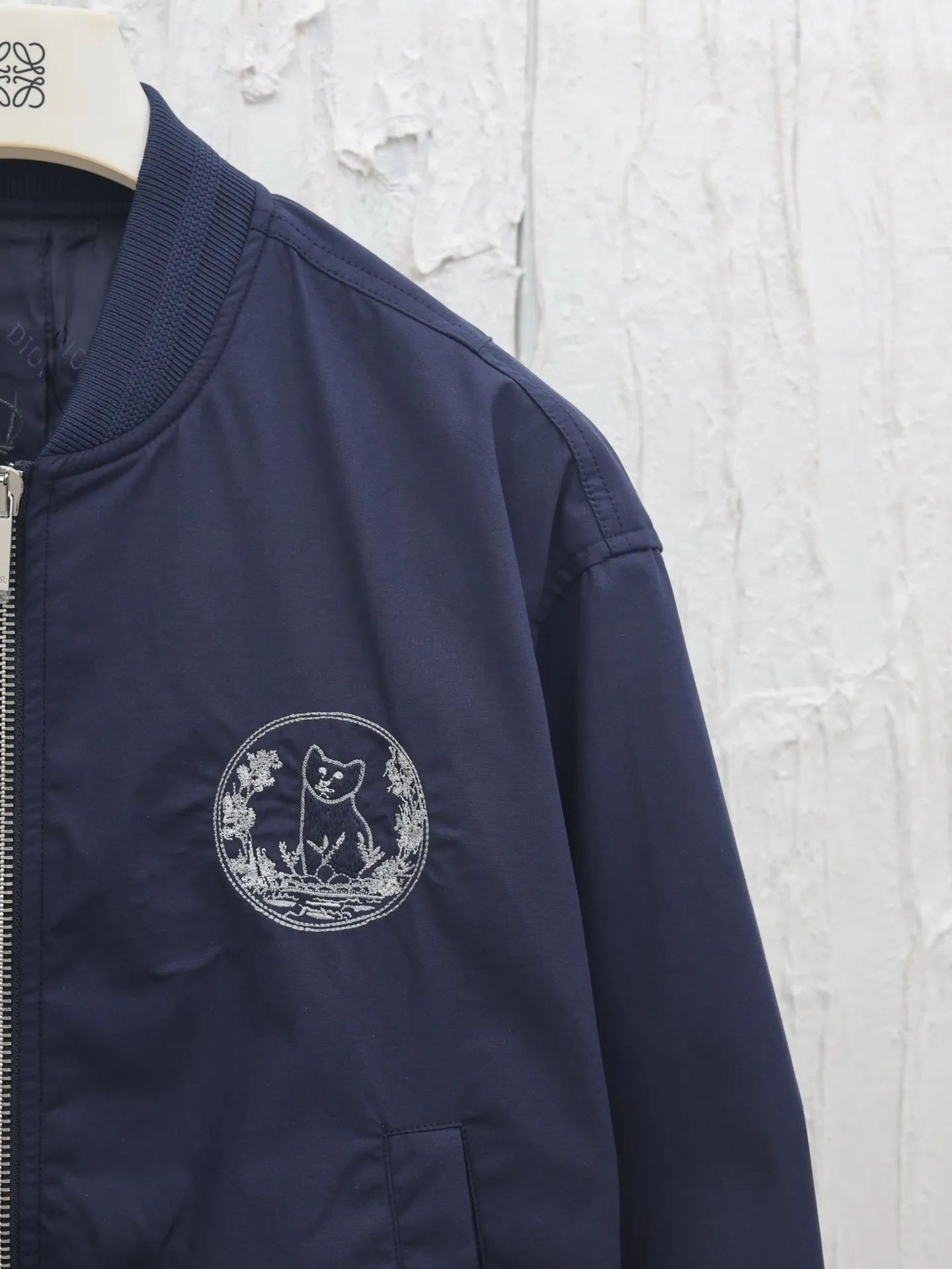🅿️660 Dio*/Dior 25ss new cat embroidered bomber jacket with Dio For My Real Friends logo from the DIO AND HYLTON NEL joint series. Crafted from navy cotton-blend in a comfortable fit with ribbed trim and welt pockets, it's embroidered with the collection's signature on the front and back. Wear it with a variety of everyday outfits.  Size: 46/48/50/52
