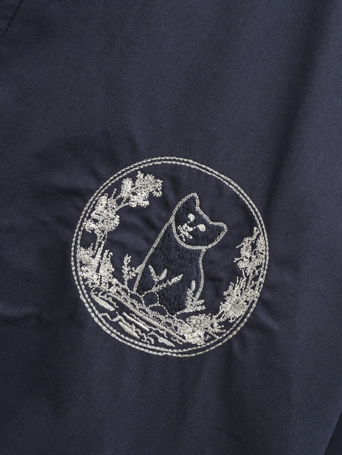 🅿️660 Dio*/Dior 25ss new cat embroidered bomber jacket with Dio For My Real Friends logo from the DIO AND HYLTON NEL joint series. Crafted from navy cotton-blend in a comfortable fit with ribbed trim and welt pockets, it's embroidered with the collection's signature on the front and back. Wear it with a variety of everyday outfits.  Size: 46/48/50/52