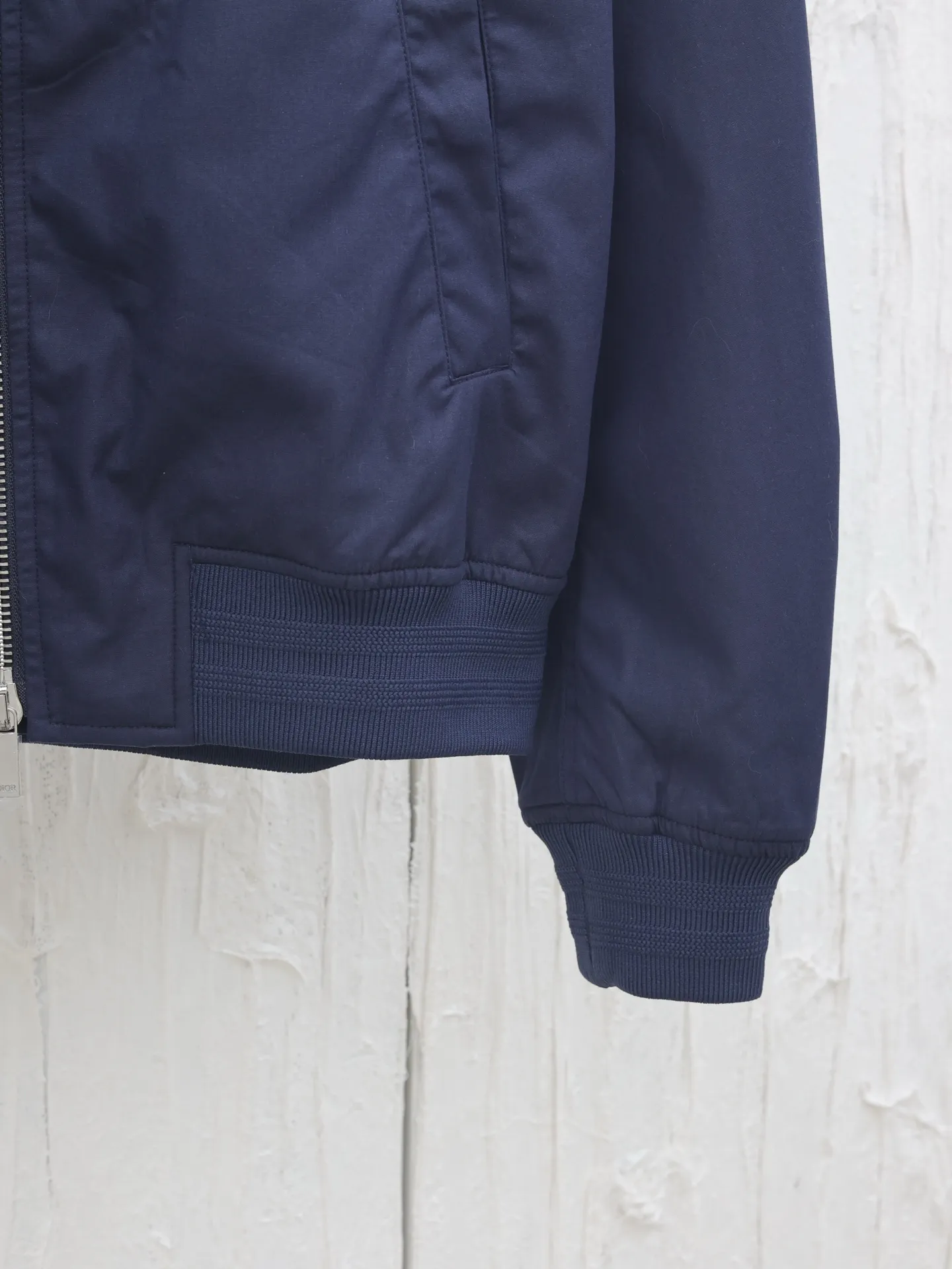 🅿️660 Dio*/Dior 25ss new cat embroidered bomber jacket with Dio For My Real Friends logo from the DIO AND HYLTON NEL joint series. Crafted from navy cotton-blend in a comfortable fit with ribbed trim and welt pockets, it's embroidered with the collection's signature on the front and back. Wear it with a variety of everyday outfits.  Size: 46/48/50/52
