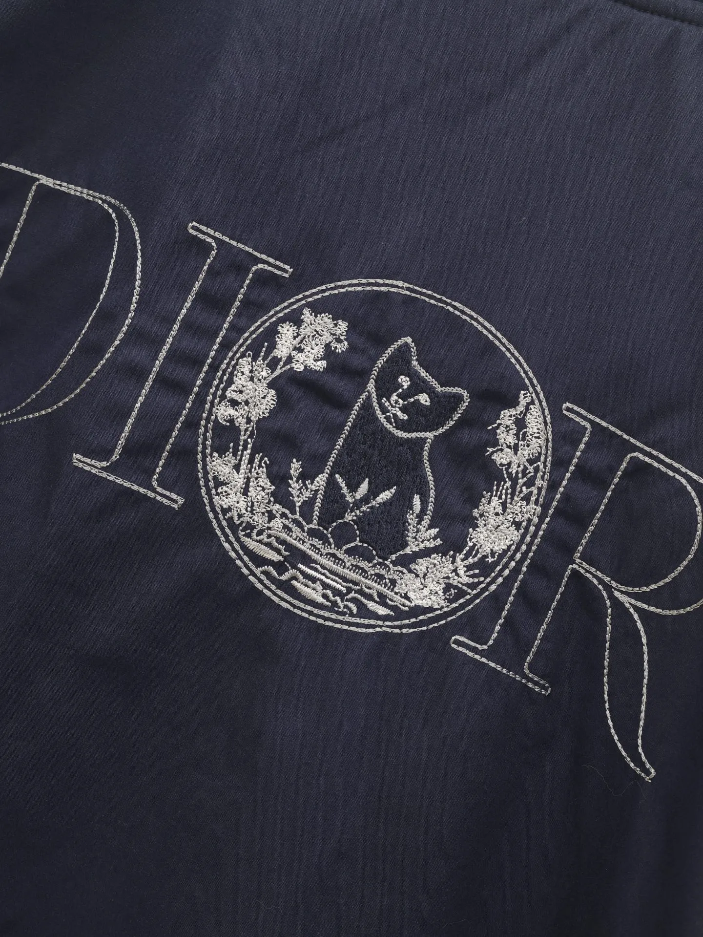 🅿️660 Dio*/Dior 25ss new cat embroidered bomber jacket with Dio For My Real Friends logo from the DIO AND HYLTON NEL joint series. Crafted from navy cotton-blend in a comfortable fit with ribbed trim and welt pockets, it's embroidered with the collection's signature on the front and back. Wear it with a variety of everyday outfits.  Size: 46/48/50/52