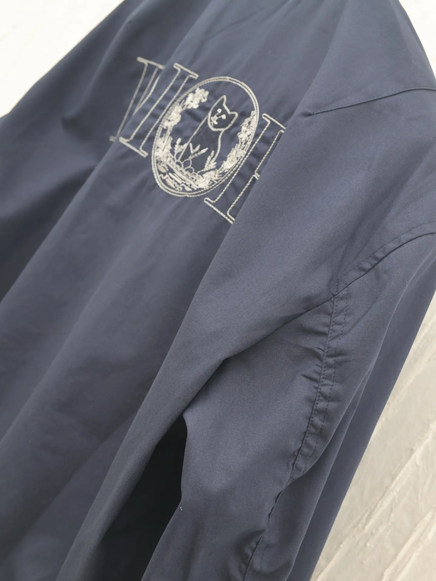 🅿️660 Dio*/Dior 25ss new cat embroidered bomber jacket with Dio For My Real Friends logo from the DIO AND HYLTON NEL joint series. Crafted from navy cotton-blend in a comfortable fit with ribbed trim and welt pockets, it's embroidered with the collection's signature on the front and back. Wear it with a variety of everyday outfits.  Size: 46/48/50/52