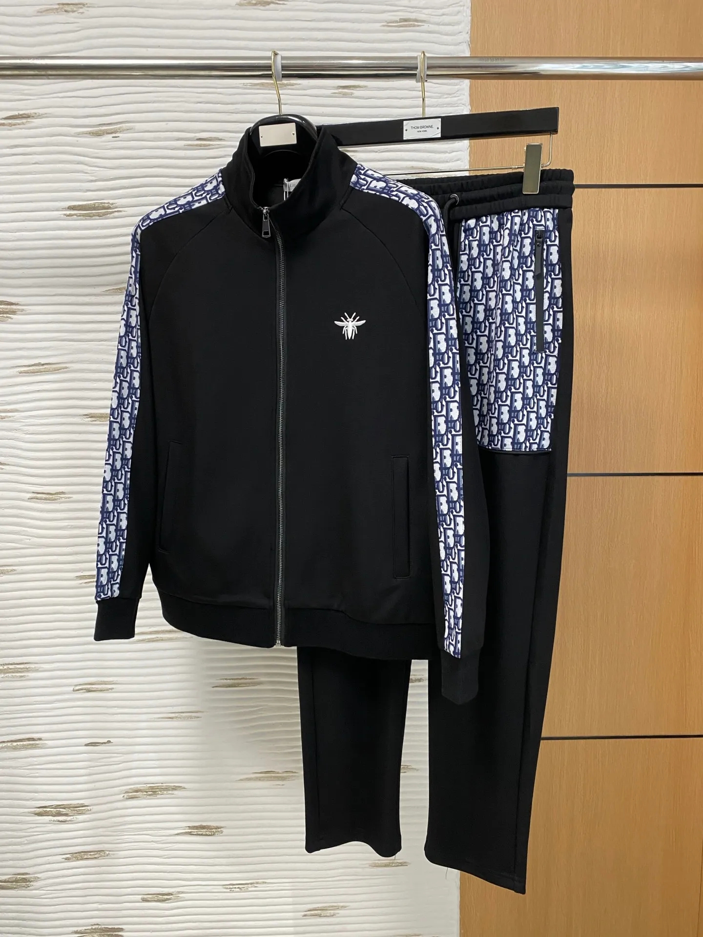 🅿️700 Dior hot-selling suit is coming. Focus on the original version of the official website. 2025 new hot-selling cardigan sweater suit. The original order is the best. 🇭🇰The meticulous work of top designers. It has a fitting and perfect upper body effect. All-natural high-quality Tencel Roman cotton 100%, close-fitting comfort, noble and elegant! Original hardware embodies elegance and nobility! Counter size: M-3XL (maximum wear to 190)