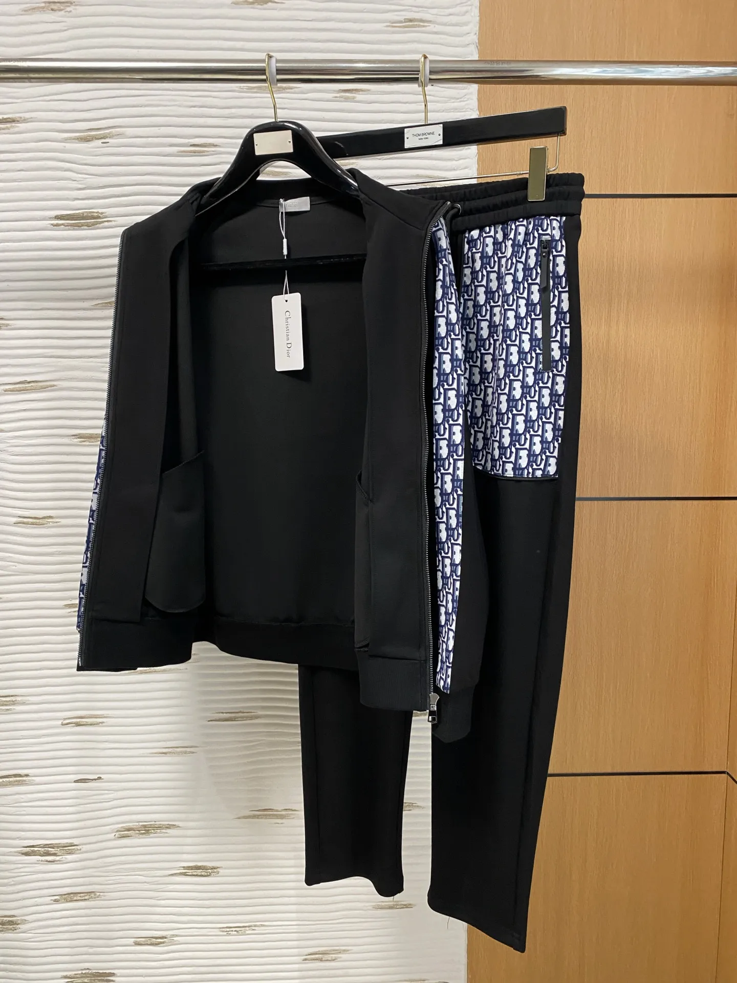 🅿️700 Dior hot-selling suit is coming. Focus on the original version of the official website. 2025 new hot-selling cardigan sweater suit. The original order is the best. 🇭🇰The meticulous work of top designers. It has a fitting and perfect upper body effect. All-natural high-quality Tencel Roman cotton 100%, close-fitting comfort, noble and elegant! Original hardware embodies elegance and nobility! Counter size: M-3XL (maximum wear to 190)