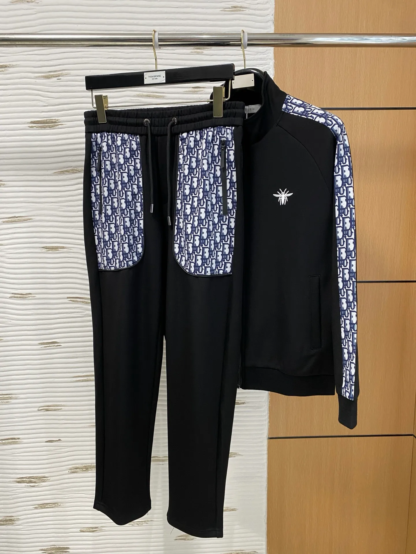 🅿️700 Dior hot-selling suit is coming. Focus on the original version of the official website. 2025 new hot-selling cardigan sweater suit. The original order is the best. 🇭🇰The meticulous work of top designers. It has a fitting and perfect upper body effect. All-natural high-quality Tencel Roman cotton 100%, close-fitting comfort, noble and elegant! Original hardware embodies elegance and nobility! Counter size: M-3XL (maximum wear to 190)