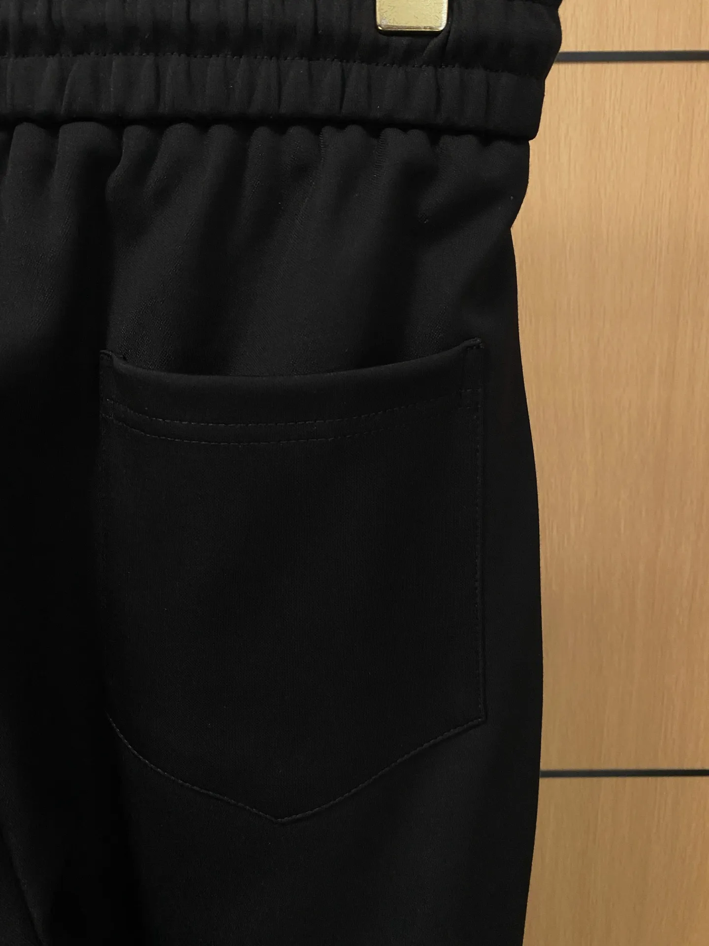 🅿️700 Dior hot-selling suit is coming. Focus on the original version of the official website. 2025 new hot-selling cardigan sweater suit. The original order is the best. 🇭🇰The meticulous work of top designers. It has a fitting and perfect upper body effect. All-natural high-quality Tencel Roman cotton 100%, close-fitting comfort, noble and elegant! Original hardware embodies elegance and nobility! Counter size: M-3XL (maximum wear to 190)