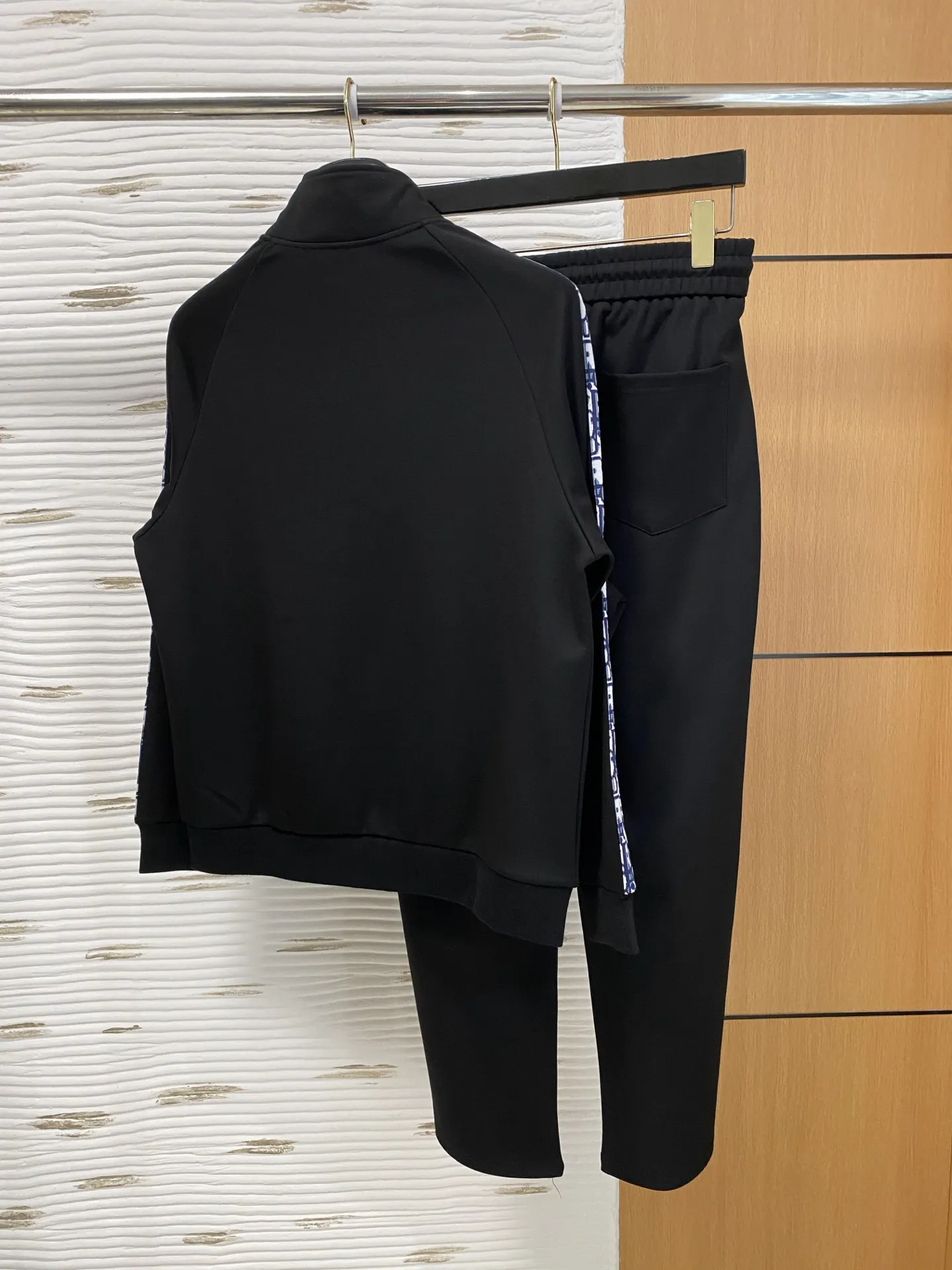 🅿️700 Dior hot-selling suit is coming. Focus on the original version of the official website. 2025 new hot-selling cardigan sweater suit. The original order is the best. 🇭🇰The meticulous work of top designers. It has a fitting and perfect upper body effect. All-natural high-quality Tencel Roman cotton 100%, close-fitting comfort, noble and elegant! Original hardware embodies elegance and nobility! Counter size: M-3XL (maximum wear to 190)