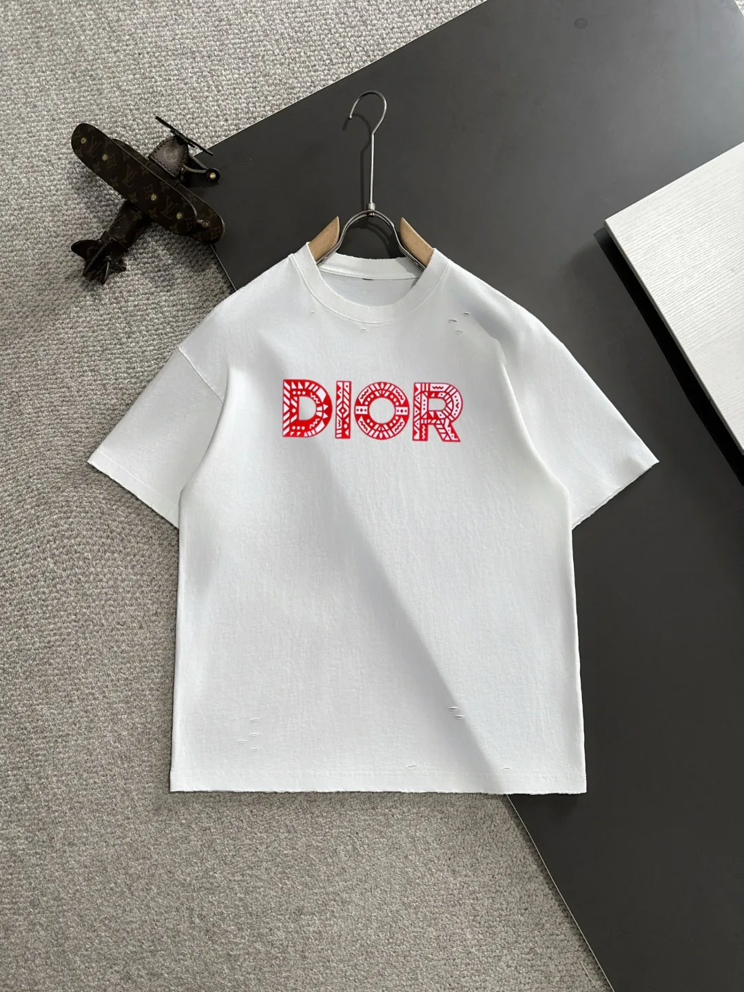 🅿️270 shipped next day Dior 2025 summer new style (top quality, differentiated currency) launches double yarn pure cotton fabric short sleeves, spring and summer catwalk style, personalized and exclusive style, same style for men and women, using imported custom-dyed fabrics, chain bottom back collar, fully shoulder-covering, no deformation or shrinkage when exposed to water, SIZE: M to 3XL