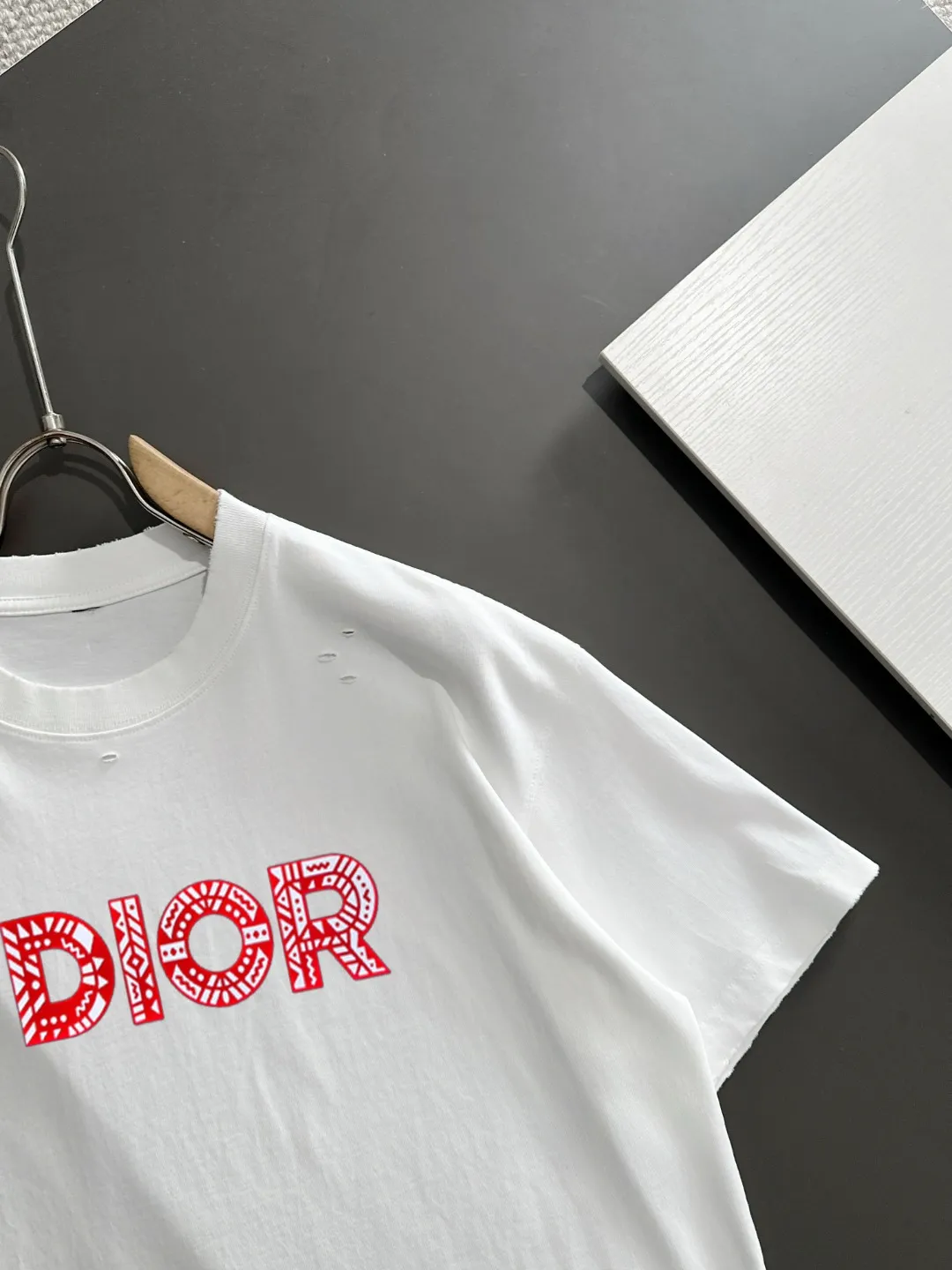 🅿️270 shipped next day Dior 2025 summer new style (top quality, differentiated currency) launches double yarn pure cotton fabric short sleeves, spring and summer catwalk style, personalized and exclusive style, same style for men and women, using imported custom-dyed fabrics, chain bottom back collar, fully shoulder-covering, no deformation or shrinkage when exposed to water, SIZE: M to 3XL