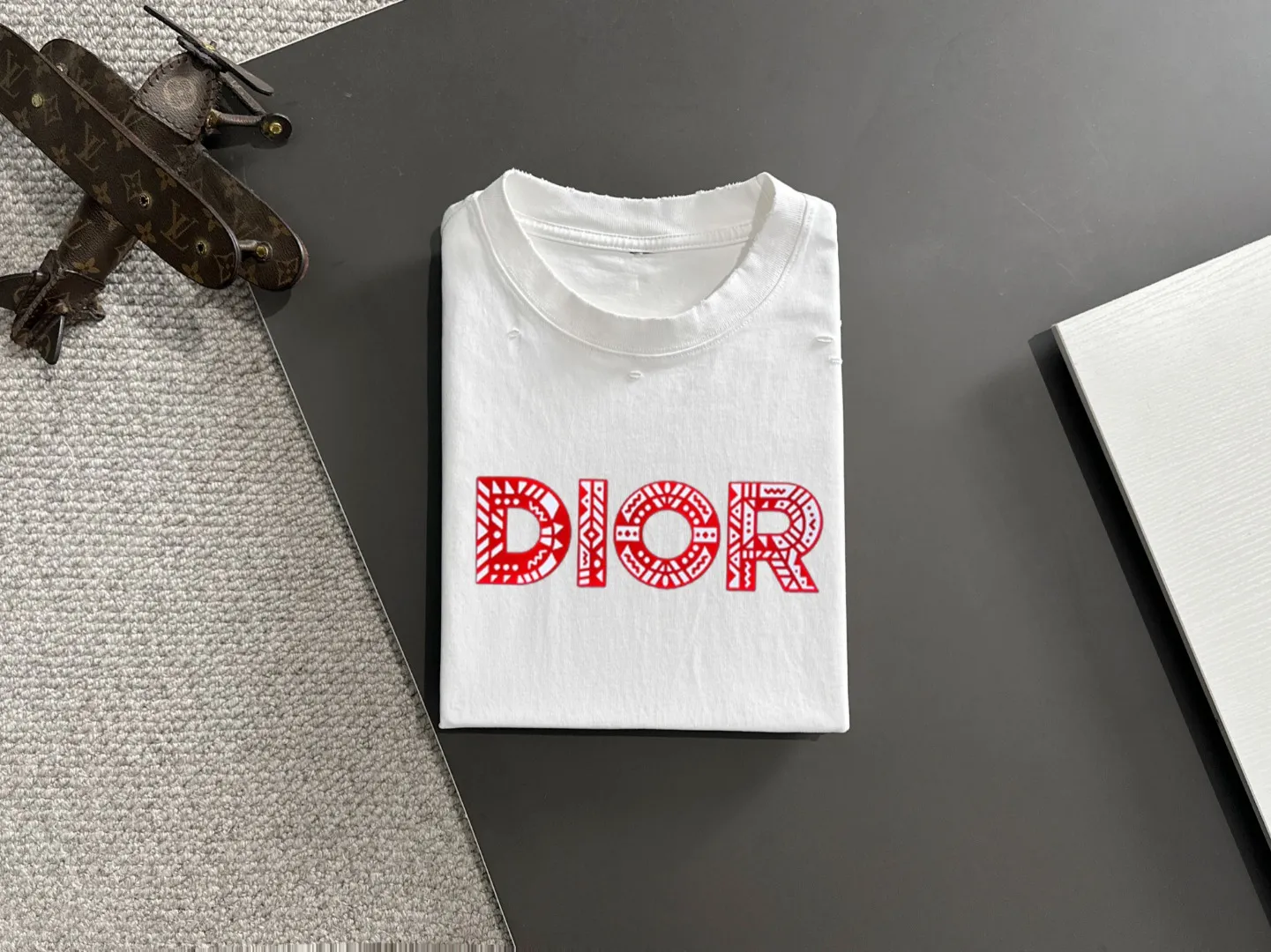 🅿️270 shipped next day Dior 2025 summer new style (top quality, differentiated currency) launches double yarn pure cotton fabric short sleeves, spring and summer catwalk style, personalized and exclusive style, same style for men and women, using imported custom-dyed fabrics, chain bottom back collar, fully shoulder-covering, no deformation or shrinkage when exposed to water, SIZE: M to 3XL
