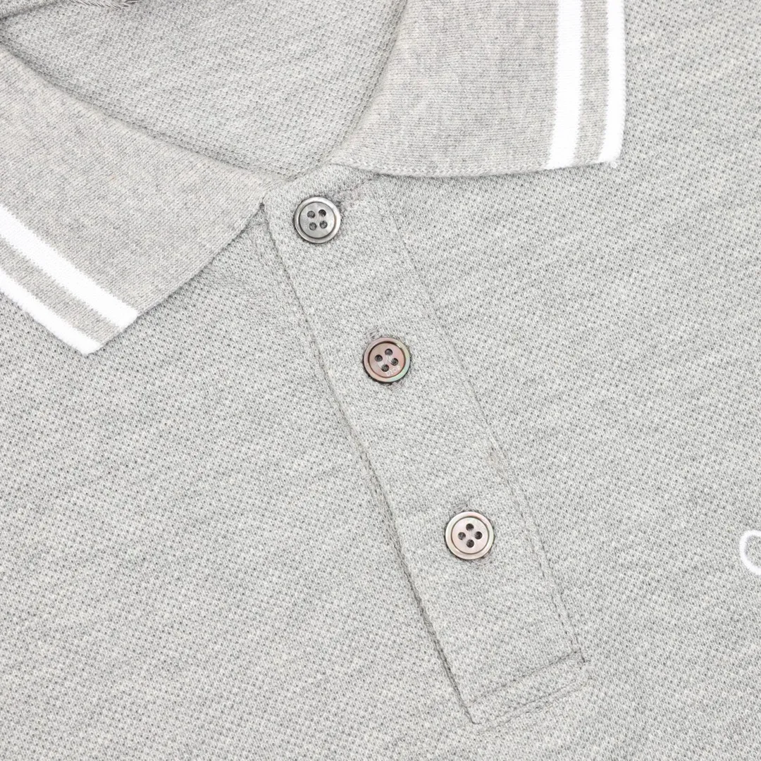 🅿️270 DIOR/Dior short-sleeved polo with cursive letter embroidery, original custom-made 200g cotton vermilion fabric, thread dyed the same as the original. Inspired by classic letter series. A cursive graphic design reinterprets the classic logo. Contrasting logo patch at chest. The imported machine-made tatami embroidery technology makes the letter logo appear delicate and exquisite, enhancing the decorative effect. Use an embroidery machine to embroider the designed letter logo onto the patch. Unisex Size: S-L