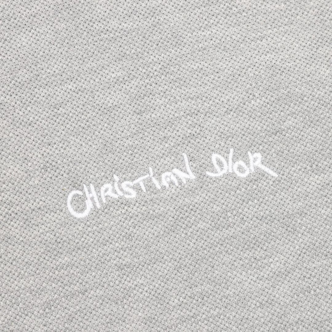 🅿️270 DIOR/Dior short-sleeved polo with cursive letter embroidery, original custom-made 200g cotton vermilion fabric, thread dyed the same as the original. Inspired by classic letter series. A cursive graphic design reinterprets the classic logo. Contrasting logo patch at chest. The imported machine-made tatami embroidery technology makes the letter logo appear delicate and exquisite, enhancing the decorative effect. Use an embroidery machine to embroider the designed letter logo onto the patch. Unisex Size: S-L