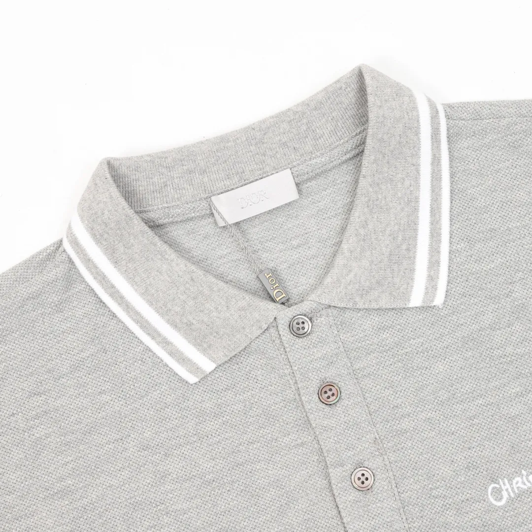 🅿️270 DIOR/Dior short-sleeved polo with cursive letter embroidery, original custom-made 200g cotton vermilion fabric, thread dyed the same as the original. Inspired by classic letter series. A cursive graphic design reinterprets the classic logo. Contrasting logo patch at chest. The imported machine-made tatami embroidery technology makes the letter logo appear delicate and exquisite, enhancing the decorative effect. Use an embroidery machine to embroider the designed letter logo onto the patch. Unisex Size: S-L