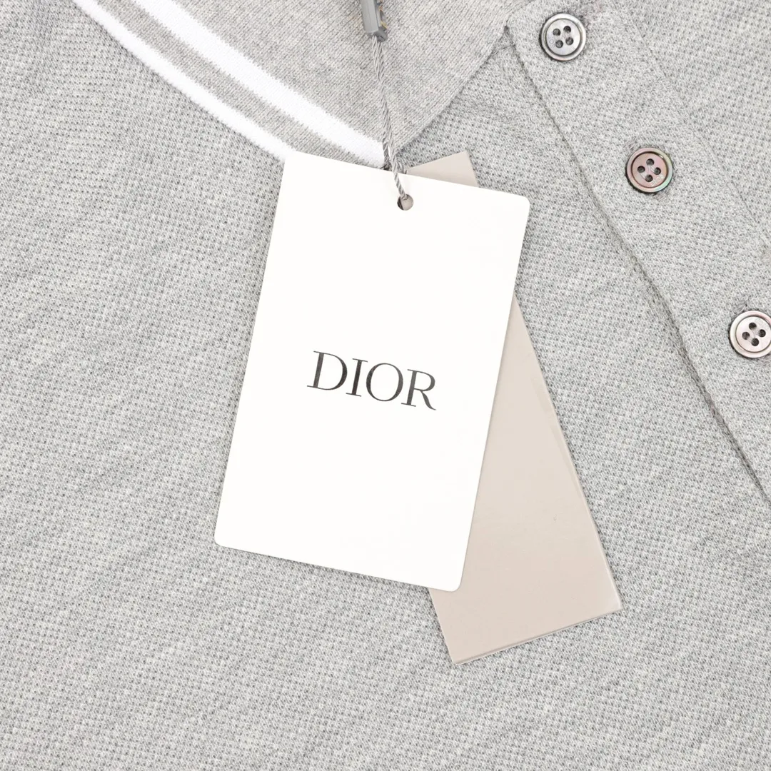 🅿️270 DIOR/Dior short-sleeved polo with cursive letter embroidery, original custom-made 200g cotton vermilion fabric, thread dyed the same as the original. Inspired by classic letter series. A cursive graphic design reinterprets the classic logo. Contrasting logo patch at chest. The imported machine-made tatami embroidery technology makes the letter logo appear delicate and exquisite, enhancing the decorative effect. Use an embroidery machine to embroider the designed letter logo onto the patch. Unisex Size: S-L