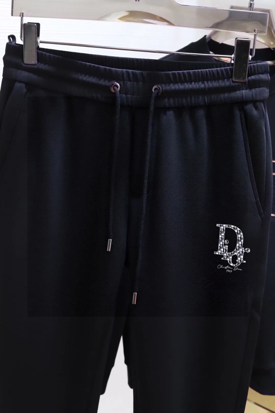 🅿️400 Directly approved brand [DIOR Dior] (velvet and thickened) 2025 autumn and winter new products, celebrities’ favorite fashion-flavored casual suits, clean and neat tailoring, full of urban style. Made of high-quality customized fabrics, the inner warmth is excellent, the hand feels soft and dry, and the upper body effect is crisp and stylish. The three-dimensional cutting process and the pattern are all of high standards, and the silhouette version has the right benefits! It is not tight at all, and you feel good when you put it on. So many top-quality raw materials create high-end products with unparalleled value. It is the first choice for high-end fashion people. (Size: M-4XL can wear up to 200 pounds)
