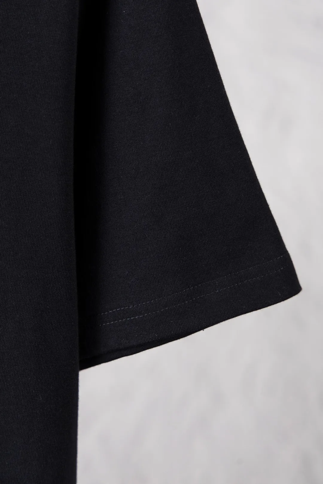 🅿️300 Dior Exclusively provides new trendy men’s fashionable round neck short-sleeved shorts suits, trendy and fashionable casual short-sleeved suits! It has high breathability and comfort, impeccable details, and brand element design concept, reflecting high quality. It presents a casual cut and the upper body shape is great! Material: 250g Xinjiang long-staple cotton short sleeves + 360g pure cotton terry shorts Size: S M L Due to manual measurement, there is a deviation of about 1-3CM in size.