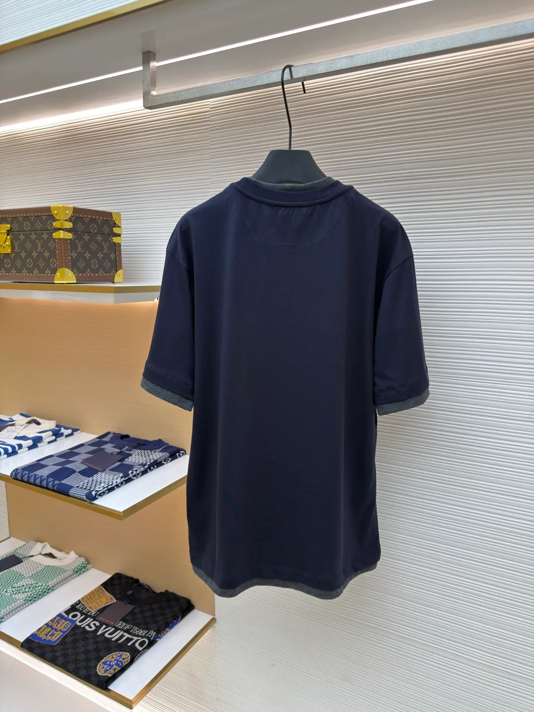 Prada triangular cloth label round neck short sleeves ●Authentic product: Purchased and developed by 4482 ●Item number: 1680227-A10 ●Fabric: special woven dense cotton fabric ●Technology: made on positioning cutting machine ●Version: fitted version ●Weight: about 260 grams ●Size: XS-S-M-L ●Description: Made of 24S special woven compact cotton fabric, 185g; with 40S double yarn thread, 220g. The strength of compact yarn is higher than that of traditional single yarn. The single fibers in compact yarn are closely arranged, which helps to improve the strength of the yarn. The ends of the fibers are all twisted into the yarn, so the yarn is very tight and the yarn has a smooth appearance with less hairiness. Compact spinning yarn has higher strength and less hairiness, making it less prone to fraying. The characteristics of the classic brand's triangular woven label are innovative breakthroughs from three dimensions: material collision, structural craftsmanship and symbolic narrative. The three-dimensional thickness is formed by hot-pressing composite. Because it can be woven with woven yarn raw materials, laser cut and restored, it has different characteristics in terms of temperature resistance. The classic round neck basic version design adopts a double-layer neckline and asymmetrical hem with a fake two-piece structure, and the side seams form a three-dimensional box silhouette. Create a visual dislocation effect through the collision and stacking of color blocks. The triangle logo on the front chest is heat-embossed to create a matte and slightly reflective contrast with the main fabric. The overall wiring is straight and delicate, the fabric is comfortable and soft, and the color is consistent without color difference. It can be matched with the same style to create a fashionable look and control various occasions. Customized accessories, complete with three standards, same style for men and women!
