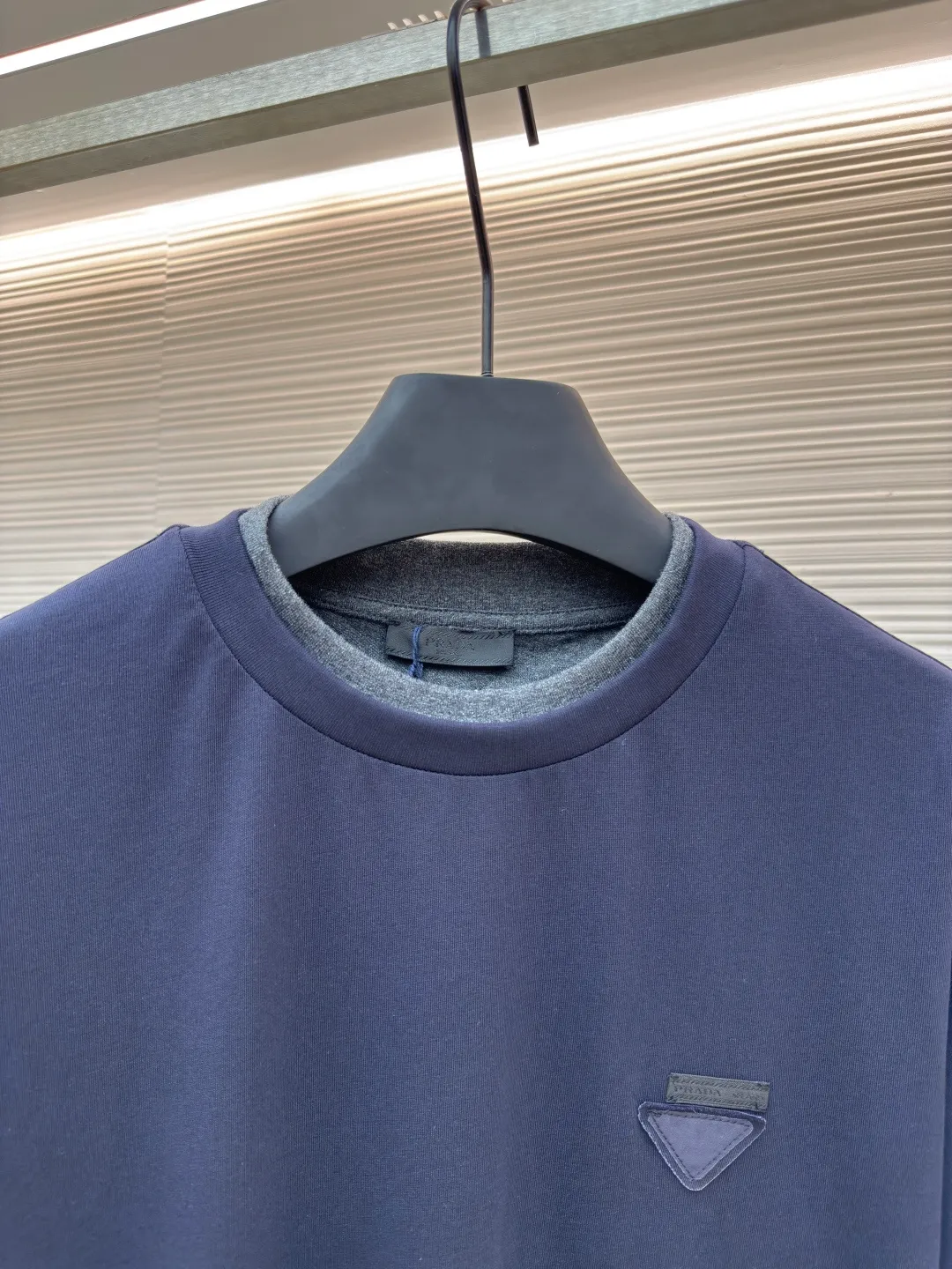 Prada triangular cloth label round neck short sleeves ●Authentic product: Purchased and developed by 4482 ●Item number: 1680227-A10 ●Fabric: special woven dense cotton fabric ●Technology: made on positioning cutting machine ●Version: fitted version ●Weight: about 260 grams ●Size: XS-S-M-L ●Description: Made of 24S special woven compact cotton fabric, 185g; with 40S double yarn thread, 220g. The strength of compact yarn is higher than that of traditional single yarn. The single fibers in compact yarn are closely arranged, which helps to improve the strength of the yarn. The ends of the fibers are all twisted into the yarn, so the yarn is very tight and the yarn has a smooth appearance with less hairiness. Compact spinning yarn has higher strength and less hairiness, making it less prone to fraying. The characteristics of the classic brand's triangular woven label are innovative breakthroughs from three dimensions: material collision, structural craftsmanship and symbolic narrative. The three-dimensional thickness is formed by hot-pressing composite. Because it can be woven with woven yarn raw materials, laser cut and restored, it has different characteristics in terms of temperature resistance. The classic round neck basic version design adopts a double-layer neckline and asymmetrical hem with a fake two-piece structure, and the side seams form a three-dimensional box silhouette. Create a visual dislocation effect through the collision and stacking of color blocks. The triangle logo on the front chest is heat-embossed to create a matte and slightly reflective contrast with the main fabric. The overall wiring is straight and delicate, the fabric is comfortable and soft, and the color is consistent without color difference. It can be matched with the same style to create a fashionable look and control various occasions. Customized accessories, complete with three standards, same style for men and women!