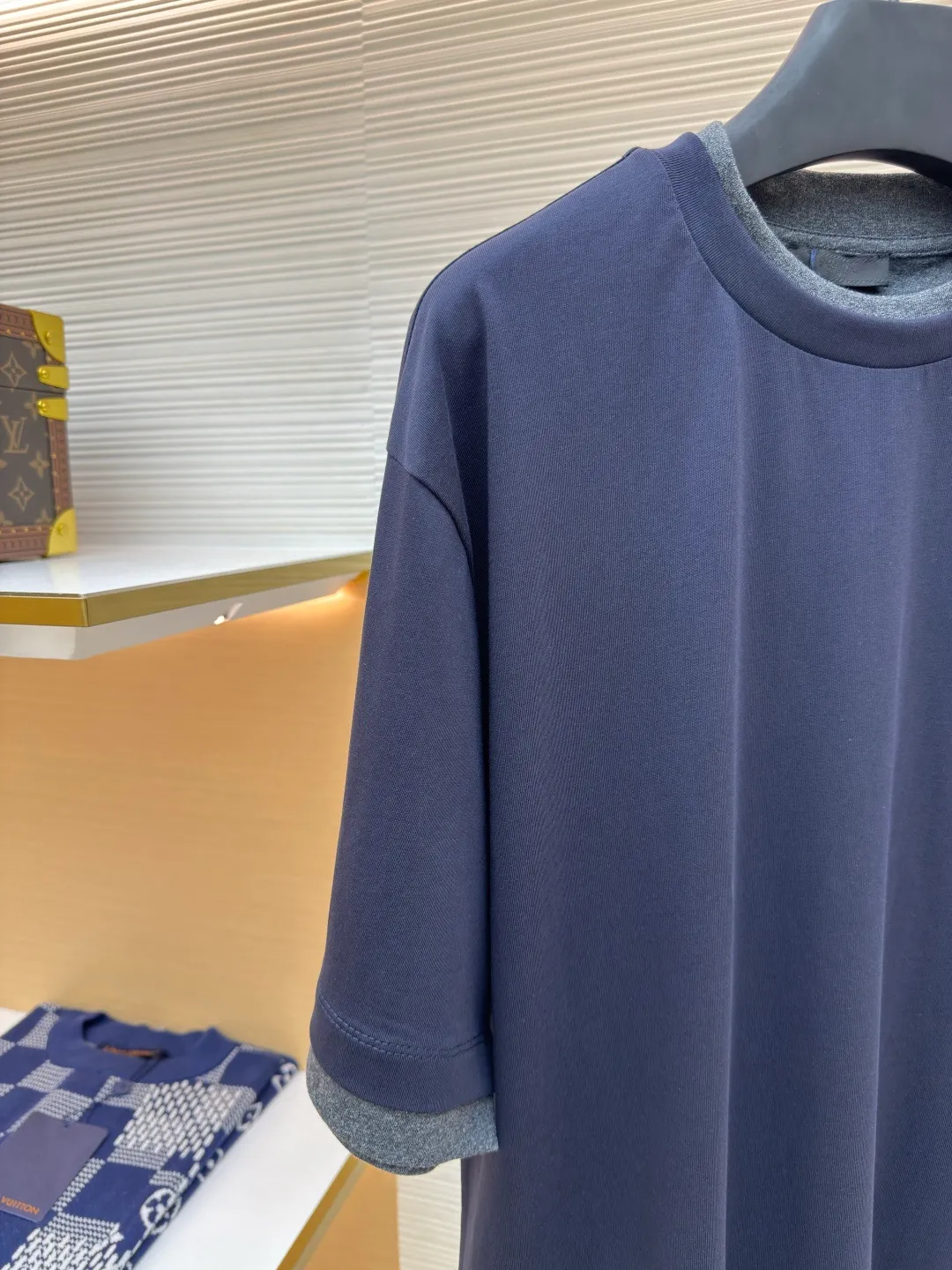 Prada triangular cloth label round neck short sleeves ●Authentic product: Purchased and developed by 4482 ●Item number: 1680227-A10 ●Fabric: special woven dense cotton fabric ●Technology: made on positioning cutting machine ●Version: fitted version ●Weight: about 260 grams ●Size: XS-S-M-L ●Description: Made of 24S special woven compact cotton fabric, 185g; with 40S double yarn thread, 220g. The strength of compact yarn is higher than that of traditional single yarn. The single fibers in compact yarn are closely arranged, which helps to improve the strength of the yarn. The ends of the fibers are all twisted into the yarn, so the yarn is very tight and the yarn has a smooth appearance with less hairiness. Compact spinning yarn has higher strength and less hairiness, making it less prone to fraying. The characteristics of the classic brand's triangular woven label are innovative breakthroughs from three dimensions: material collision, structural craftsmanship and symbolic narrative. The three-dimensional thickness is formed by hot-pressing composite. Because it can be woven with woven yarn raw materials, laser cut and restored, it has different characteristics in terms of temperature resistance. The classic round neck basic version design adopts a double-layer neckline and asymmetrical hem with a fake two-piece structure, and the side seams form a three-dimensional box silhouette. Create a visual dislocation effect through the collision and stacking of color blocks. The triangle logo on the front chest is heat-embossed to create a matte and slightly reflective contrast with the main fabric. The overall wiring is straight and delicate, the fabric is comfortable and soft, and the color is consistent without color difference. It can be matched with the same style to create a fashionable look and control various occasions. Customized accessories, complete with three standards, same style for men and women!