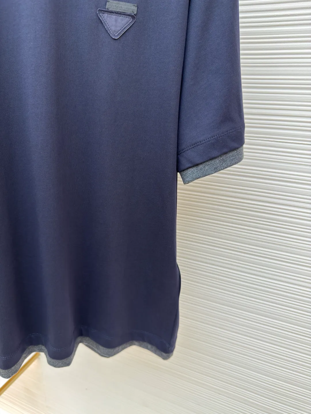 Prada triangular cloth label round neck short sleeves ●Authentic product: Purchased and developed by 4482 ●Item number: 1680227-A10 ●Fabric: special woven dense cotton fabric ●Technology: made on positioning cutting machine ●Version: fitted version ●Weight: about 260 grams ●Size: XS-S-M-L ●Description: Made of 24S special woven compact cotton fabric, 185g; with 40S double yarn thread, 220g. The strength of compact yarn is higher than that of traditional single yarn. The single fibers in compact yarn are closely arranged, which helps to improve the strength of the yarn. The ends of the fibers are all twisted into the yarn, so the yarn is very tight and the yarn has a smooth appearance with less hairiness. Compact spinning yarn has higher strength and less hairiness, making it less prone to fraying. The characteristics of the classic brand's triangular woven label are innovative breakthroughs from three dimensions: material collision, structural craftsmanship and symbolic narrative. The three-dimensional thickness is formed by hot-pressing composite. Because it can be woven with woven yarn raw materials, laser cut and restored, it has different characteristics in terms of temperature resistance. The classic round neck basic version design adopts a double-layer neckline and asymmetrical hem with a fake two-piece structure, and the side seams form a three-dimensional box silhouette. Create a visual dislocation effect through the collision and stacking of color blocks. The triangle logo on the front chest is heat-embossed to create a matte and slightly reflective contrast with the main fabric. The overall wiring is straight and delicate, the fabric is comfortable and soft, and the color is consistent without color difference. It can be matched with the same style to create a fashionable look and control various occasions. Customized accessories, complete with three standards, same style for men and women!