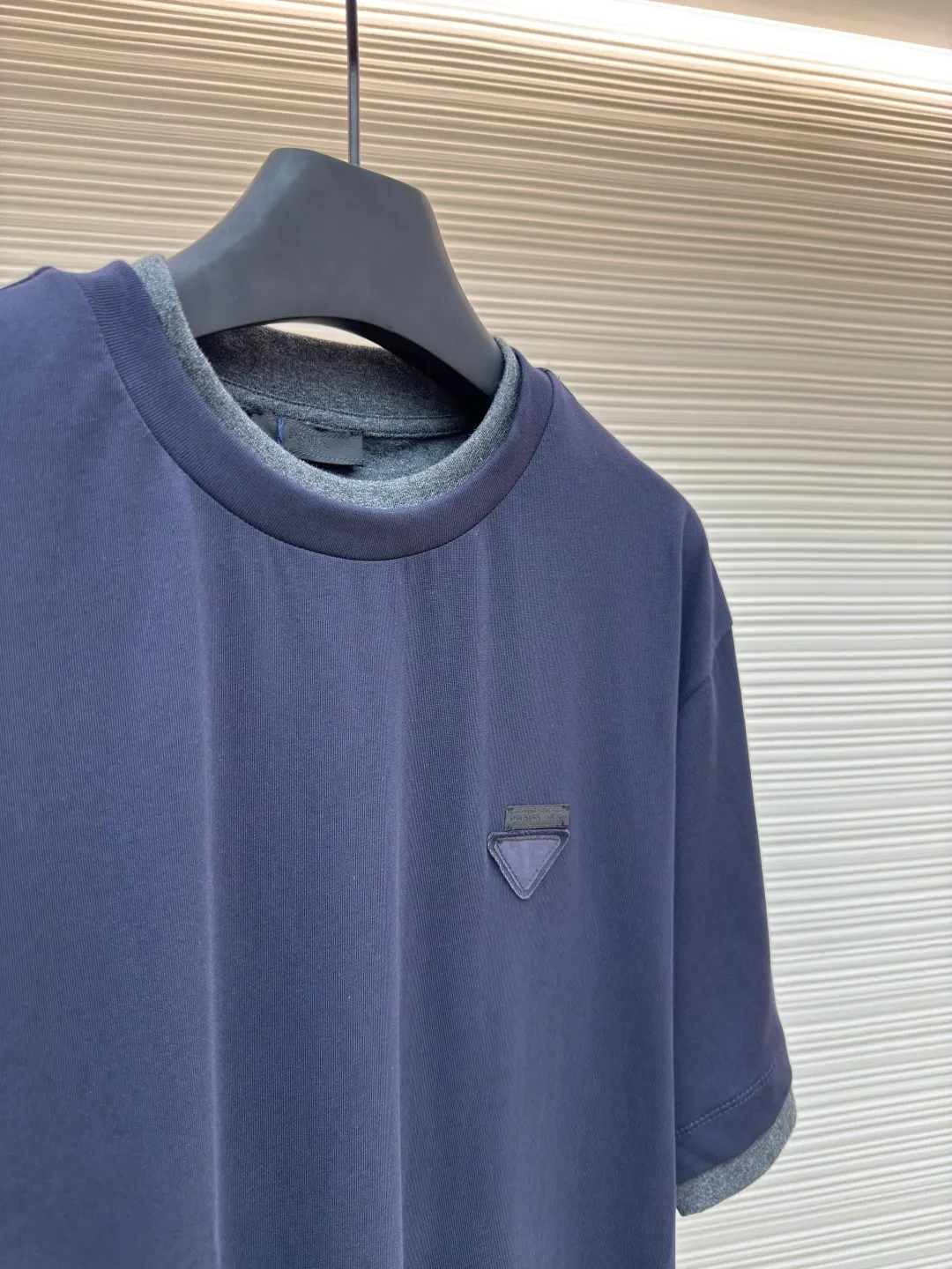 Prada triangular cloth label round neck short sleeves ●Authentic product: Purchased and developed by 4482 ●Item number: 1680227-A10 ●Fabric: special woven dense cotton fabric ●Technology: made on positioning cutting machine ●Version: fitted version ●Weight: about 260 grams ●Size: XS-S-M-L ●Description: Made of 24S special woven compact cotton fabric, 185g; with 40S double yarn thread, 220g. The strength of compact yarn is higher than that of traditional single yarn. The single fibers in compact yarn are closely arranged, which helps to improve the strength of the yarn. The ends of the fibers are all twisted into the yarn, so the yarn is very tight and the yarn has a smooth appearance with less hairiness. Compact spinning yarn has higher strength and less hairiness, making it less prone to fraying. The characteristics of the classic brand's triangular woven label are innovative breakthroughs from three dimensions: material collision, structural craftsmanship and symbolic narrative. The three-dimensional thickness is formed by hot-pressing composite. Because it can be woven with woven yarn raw materials, laser cut and restored, it has different characteristics in terms of temperature resistance. The classic round neck basic version design adopts a double-layer neckline and asymmetrical hem with a fake two-piece structure, and the side seams form a three-dimensional box silhouette. Create a visual dislocation effect through the collision and stacking of color blocks. The triangle logo on the front chest is heat-embossed to create a matte and slightly reflective contrast with the main fabric. The overall wiring is straight and delicate, the fabric is comfortable and soft, and the color is consistent without color difference. It can be matched with the same style to create a fashionable look and control various occasions. Customized accessories, complete with three standards, same style for men and women!