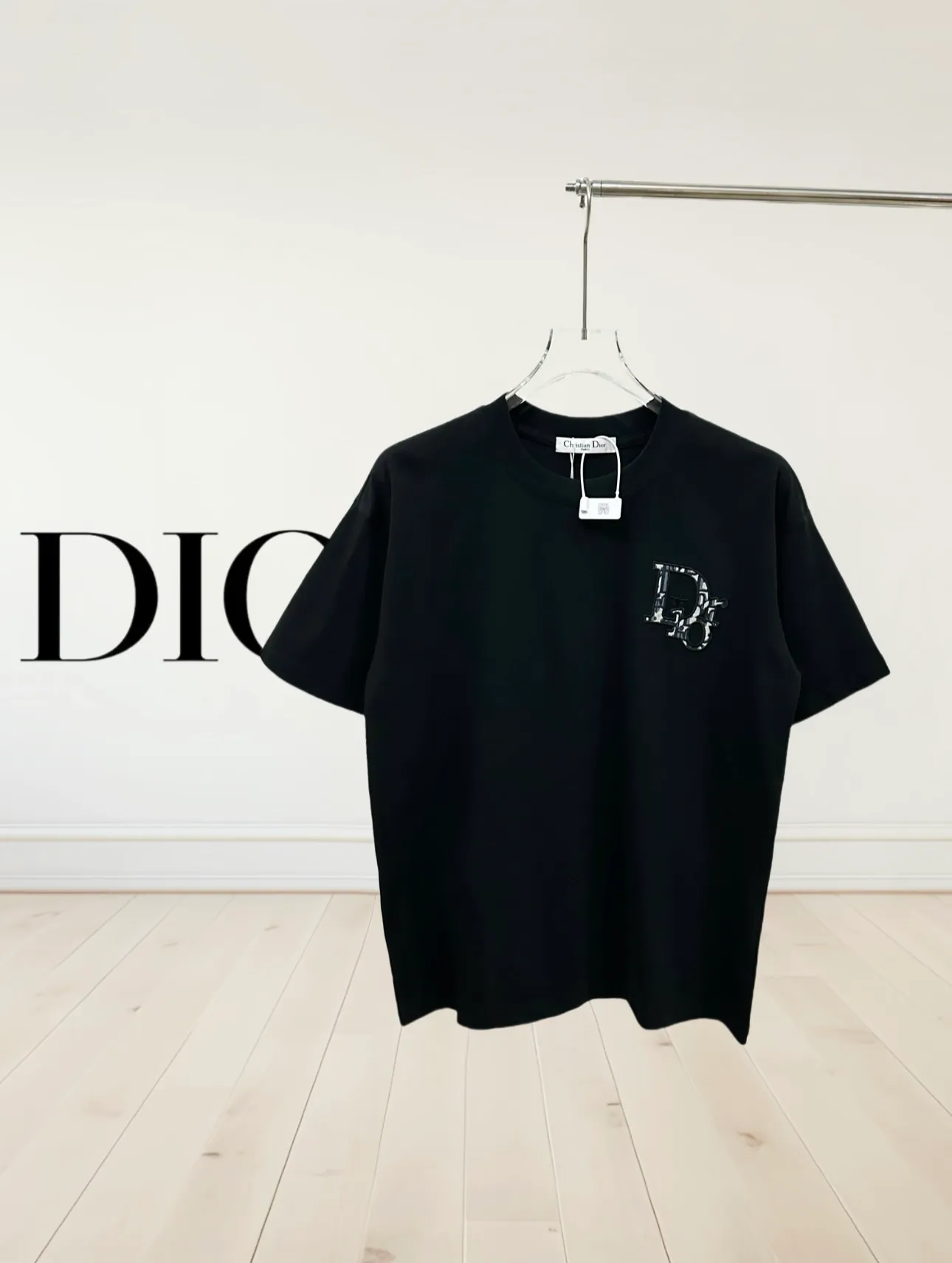 🅿️190 top replica ⭐Dior🔥dior 25SS new heavy industry pure cotton basic version patch three-dimensional embossed short-sleeved half-sleeved T-shirt The Dior brand letters on the front chest, the oversized logo on the back, and the contrasting horizontal stripe pattern are all made of highly demanding patches and permanent three-dimensional embossing. They are seamlessly inlaid and integrated into one body. The level of replica craftsmanship is extremely high. It is made of 280-gram heavy-washed pure cotton fabric, which does not shrink or deform. The feel and texture are all of the highest quality, which is different from the inferior scrawled versions on the market. The tailoring is impeccable and the three standards are complete. Same style for men and women. Size: S-xL Color: black white