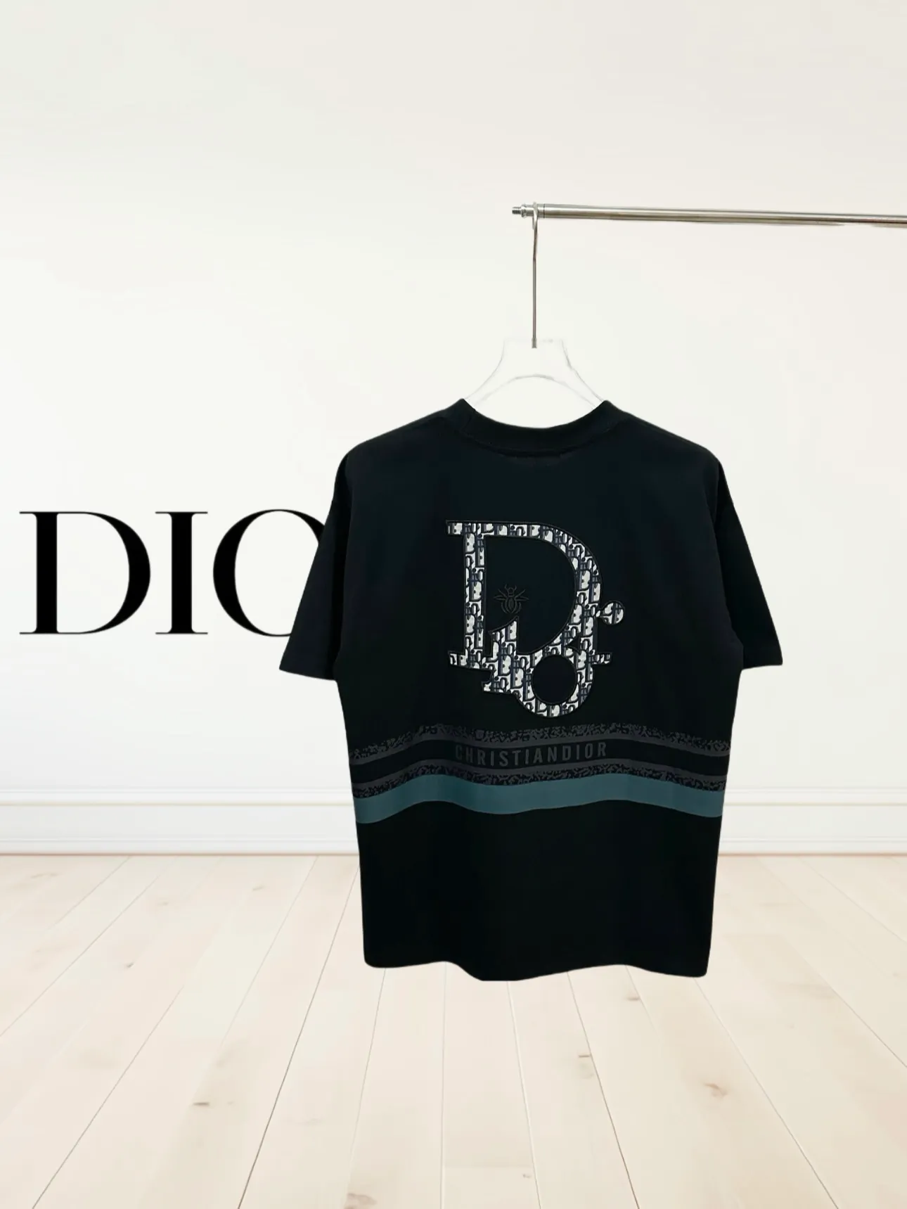 🅿️190 top replica ⭐Dior🔥dior 25SS new heavy industry pure cotton basic version patch three-dimensional embossed short-sleeved half-sleeved T-shirt The Dior brand letters on the front chest, the oversized logo on the back, and the contrasting horizontal stripe pattern are all made of highly demanding patches and permanent three-dimensional embossing. They are seamlessly inlaid and integrated into one body. The level of replica craftsmanship is extremely high. It is made of 280-gram heavy-washed pure cotton fabric, which does not shrink or deform. The feel and texture are all of the highest quality, which is different from the inferior scrawled versions on the market. The tailoring is impeccable and the three standards are complete. Same style for men and women. Size: S-xL Color: black white