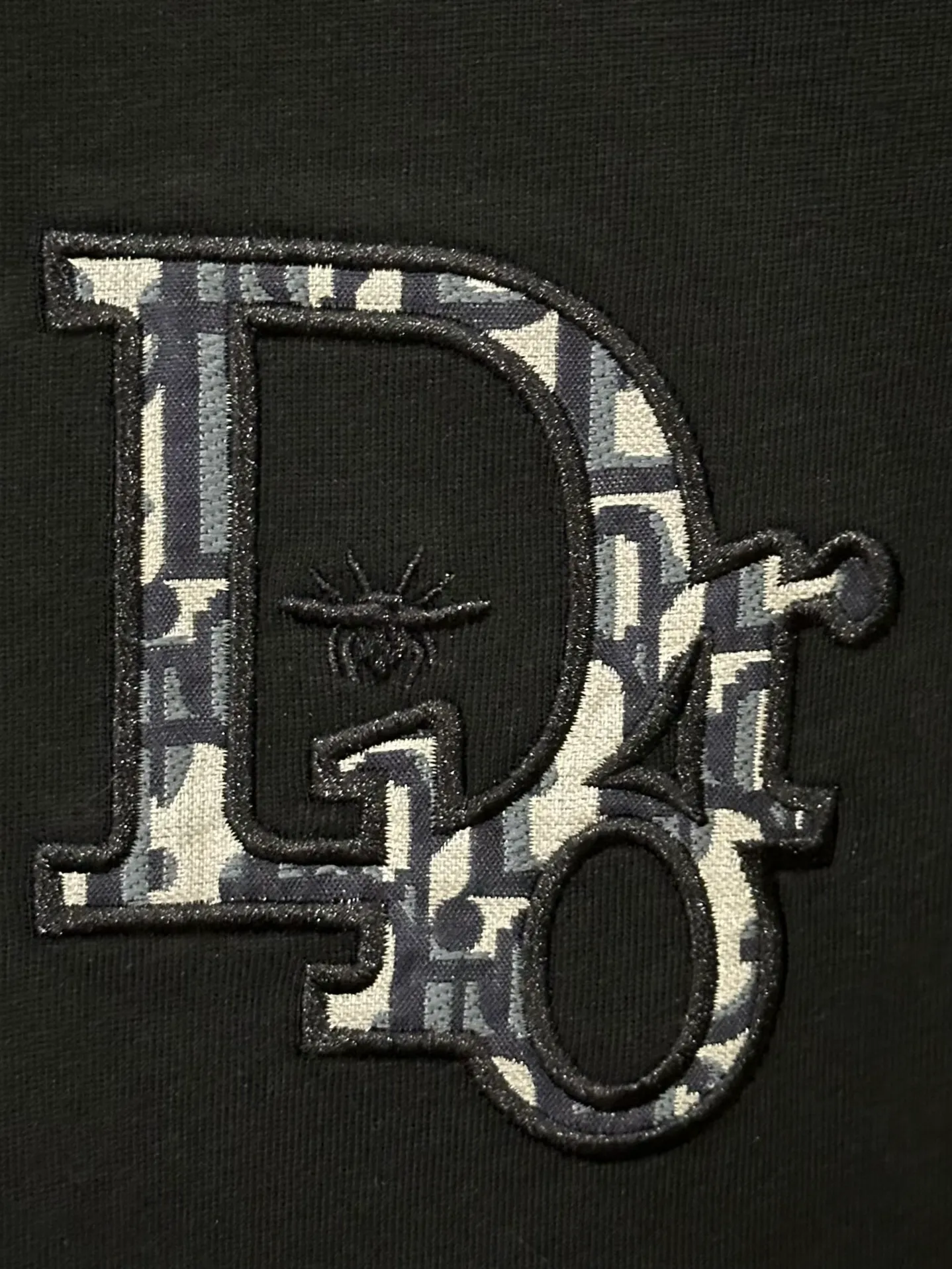 🅿️190 top replica ⭐Dior🔥dior 25SS new heavy industry pure cotton basic version patch three-dimensional embossed short-sleeved half-sleeved T-shirt The Dior brand letters on the front chest, the oversized logo on the back, and the contrasting horizontal stripe pattern are all made of highly demanding patches and permanent three-dimensional embossing. They are seamlessly inlaid and integrated into one body. The level of replica craftsmanship is extremely high. It is made of 280-gram heavy-washed pure cotton fabric, which does not shrink or deform. The feel and texture are all of the highest quality, which is different from the inferior scrawled versions on the market. The tailoring is impeccable and the three standards are complete. Same style for men and women. Size: S-xL Color: black white