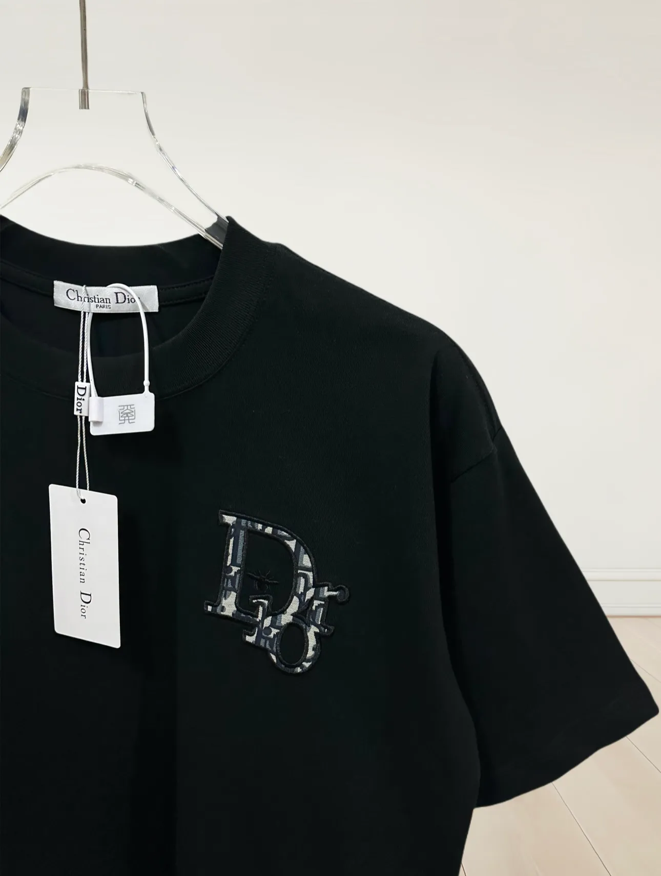 🅿️190 top replica ⭐Dior🔥dior 25SS new heavy industry pure cotton basic version patch three-dimensional embossed short-sleeved half-sleeved T-shirt The Dior brand letters on the front chest, the oversized logo on the back, and the contrasting horizontal stripe pattern are all made of highly demanding patches and permanent three-dimensional embossing. They are seamlessly inlaid and integrated into one body. The level of replica craftsmanship is extremely high. It is made of 280-gram heavy-washed pure cotton fabric, which does not shrink or deform. The feel and texture are all of the highest quality, which is different from the inferior scrawled versions on the market. The tailoring is impeccable and the three standards are complete. Same style for men and women. Size: S-xL Color: black white