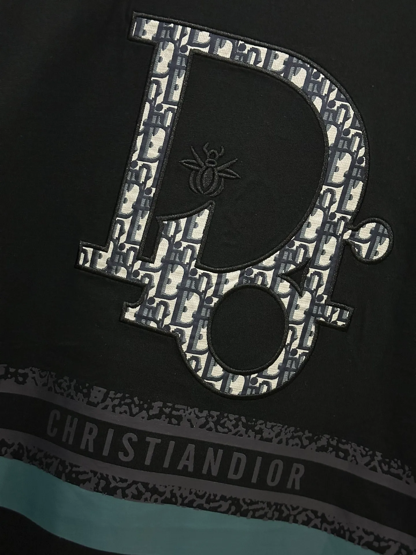 🅿️190 top replica ⭐Dior🔥dior 25SS new heavy industry pure cotton basic version patch three-dimensional embossed short-sleeved half-sleeved T-shirt The Dior brand letters on the front chest, the oversized logo on the back, and the contrasting horizontal stripe pattern are all made of highly demanding patches and permanent three-dimensional embossing. They are seamlessly inlaid and integrated into one body. The level of replica craftsmanship is extremely high. It is made of 280-gram heavy-washed pure cotton fabric, which does not shrink or deform. The feel and texture are all of the highest quality, which is different from the inferior scrawled versions on the market. The tailoring is impeccable and the three standards are complete. Same style for men and women. Size: S-xL Color: black white