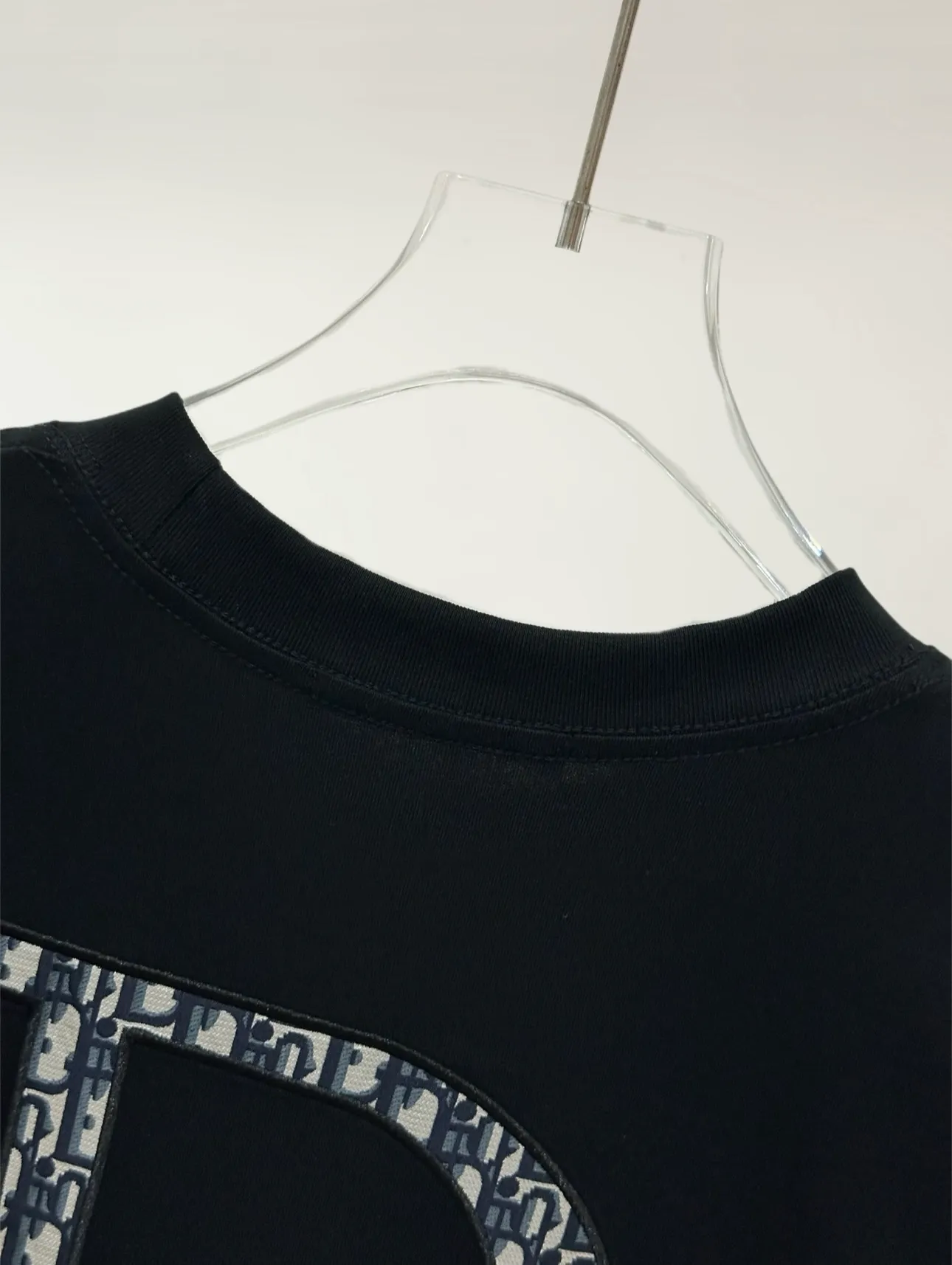 🅿️190 top replica ⭐Dior🔥dior 25SS new heavy industry pure cotton basic version patch three-dimensional embossed short-sleeved half-sleeved T-shirt The Dior brand letters on the front chest, the oversized logo on the back, and the contrasting horizontal stripe pattern are all made of highly demanding patches and permanent three-dimensional embossing. They are seamlessly inlaid and integrated into one body. The level of replica craftsmanship is extremely high. It is made of 280-gram heavy-washed pure cotton fabric, which does not shrink or deform. The feel and texture are all of the highest quality, which is different from the inferior scrawled versions on the market. The tailoring is impeccable and the three standards are complete. Same style for men and women. Size: S-xL Color: black white