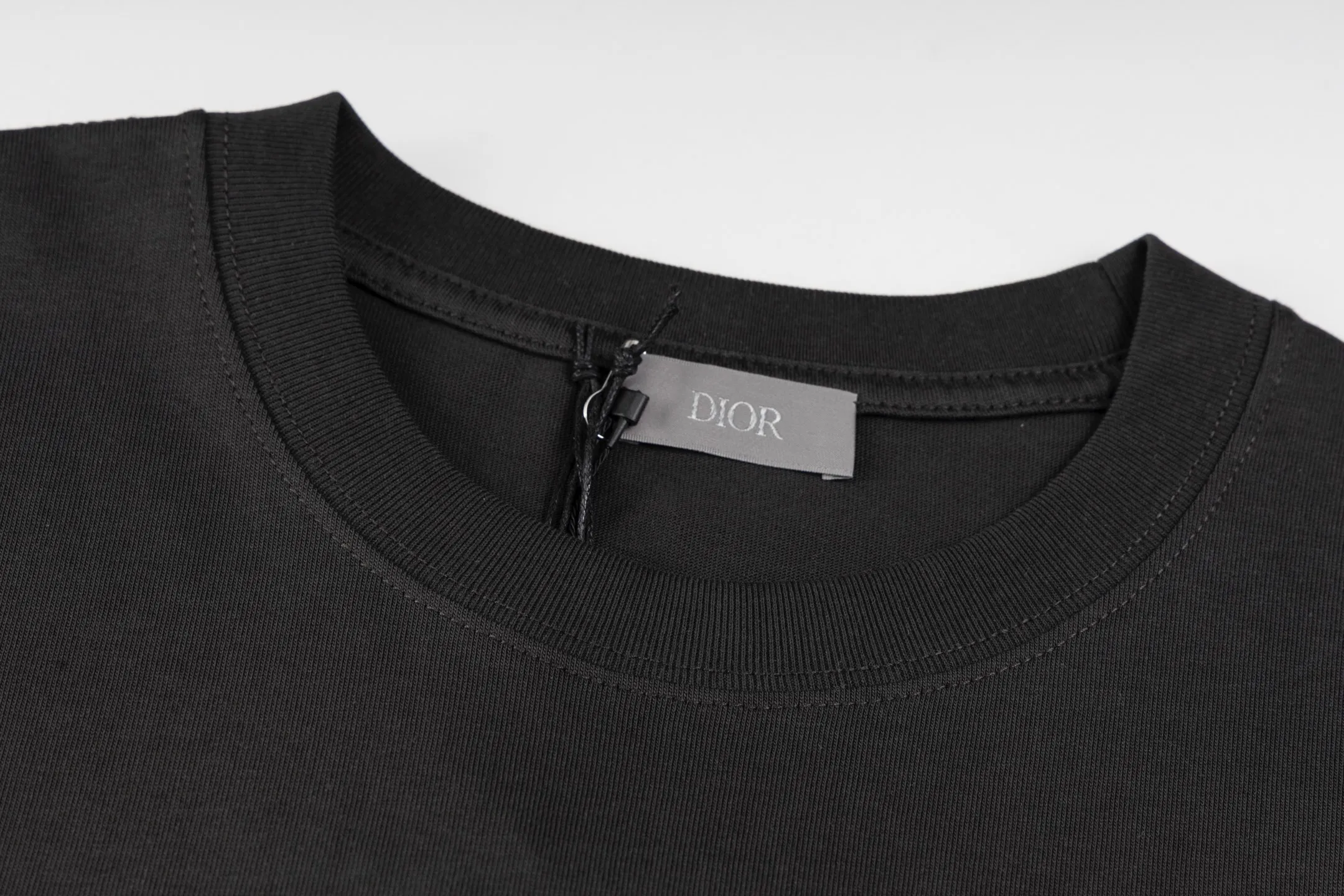 🅿️260 [Exclusive supply] CD Hlton co-branded sun letter embroidered short sleeves (grey). The fabric is made of 15S 230g fine cotton plain fabric, and the rib is made of 32S 300g double yarn stretch rib. This T-shirt is a new product of the 2025 autumn men's wear series and comes from the ANDLEWIS HAMILTON limited series. Crafted from cotton jersey, it features a co-branded embroidery on the front that reinterprets the logo in a graphic style. Featuring a sporty silhouette, it can be worn with jeans or track pants. 15S fine cotton plain fabric is a high-quality cotton fabric made of cotton fibers processed by combing process. Compared with ordinary cotton fabrics, its fibers are arranged more neatly and have a higher density. The combing process makes the fabric have better texture and luster, while also improving the softness, comfort and breathability of the fabric. Flat stitch embroidery three-dimensional craft is a special embroidery technique that uses flat stitch to create embroidery with a three-dimensional feel. This process creates a richer three-dimensional effect and layering by precisely controlling the depth and angle of the stitches and increasing the density and length. Size:XS-S-M-L