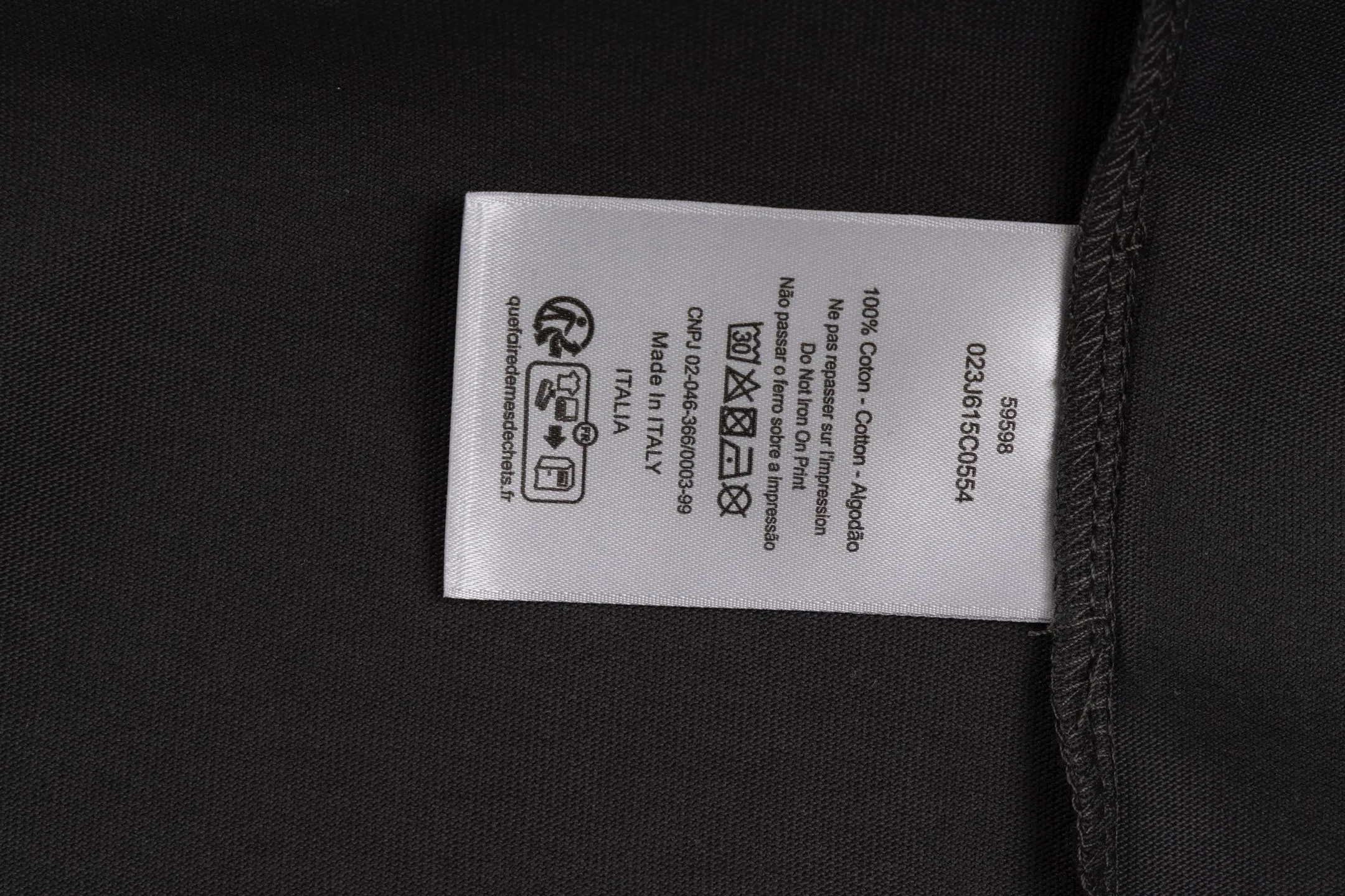 🅿️260 [Exclusive supply] CD Hlton co-branded sun letter embroidered short sleeves (grey). The fabric is made of 15S 230g fine cotton plain fabric, and the rib is made of 32S 300g double yarn stretch rib. This T-shirt is a new product of the 2025 autumn men's wear series and comes from the ANDLEWIS HAMILTON limited series. Crafted from cotton jersey, it features a co-branded embroidery on the front that reinterprets the logo in a graphic style. Featuring a sporty silhouette, it can be worn with jeans or track pants. 15S fine cotton plain fabric is a high-quality cotton fabric made of cotton fibers processed by combing process. Compared with ordinary cotton fabrics, its fibers are arranged more neatly and have a higher density. The combing process makes the fabric have better texture and luster, while also improving the softness, comfort and breathability of the fabric. Flat stitch embroidery three-dimensional craft is a special embroidery technique that uses flat stitch to create embroidery with a three-dimensional feel. This process creates a richer three-dimensional effect and layering by precisely controlling the depth and angle of the stitches and increasing the density and length. Size:XS-S-M-L
