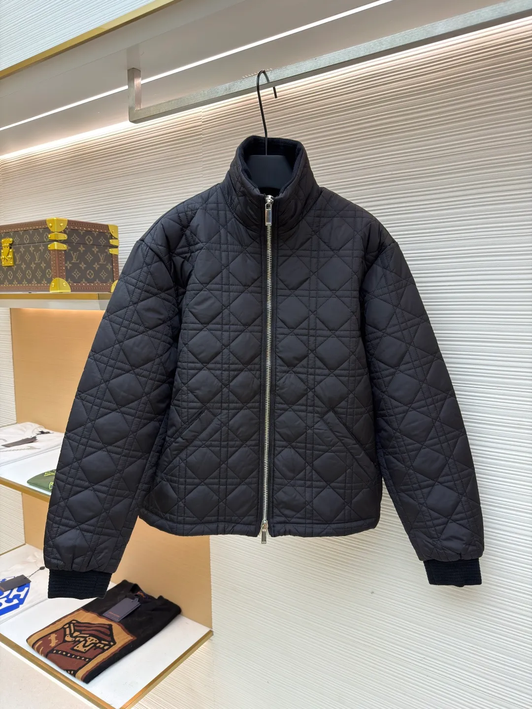 Dior cannage ribbed two-way zipper jacket ●Original version: Purchased and developed by 22991 ●Item number: 1681047-C45 ●Fabric: cannage fabric ●Technology: Made on positioning cutting machine ●Version: Fitted version ●Weight: about 675 grams ●Size: 46-48-50-52 ●Description: This cannage pattern reinterprets Dio's classic pattern. Crafted from black technical fabric with an all-over quilted cannage pattern, it has a ribbed collar and cuffs and a flapless stash pocket. May be worn with or tailored. The overall wiring is straight and delicate, the fabric is comfortable and soft, and the color is consistent without color difference. It can be matched with the same style to create a fashionable look and control various occasions. Customized accessories, complete with three standards, same style for men and women!