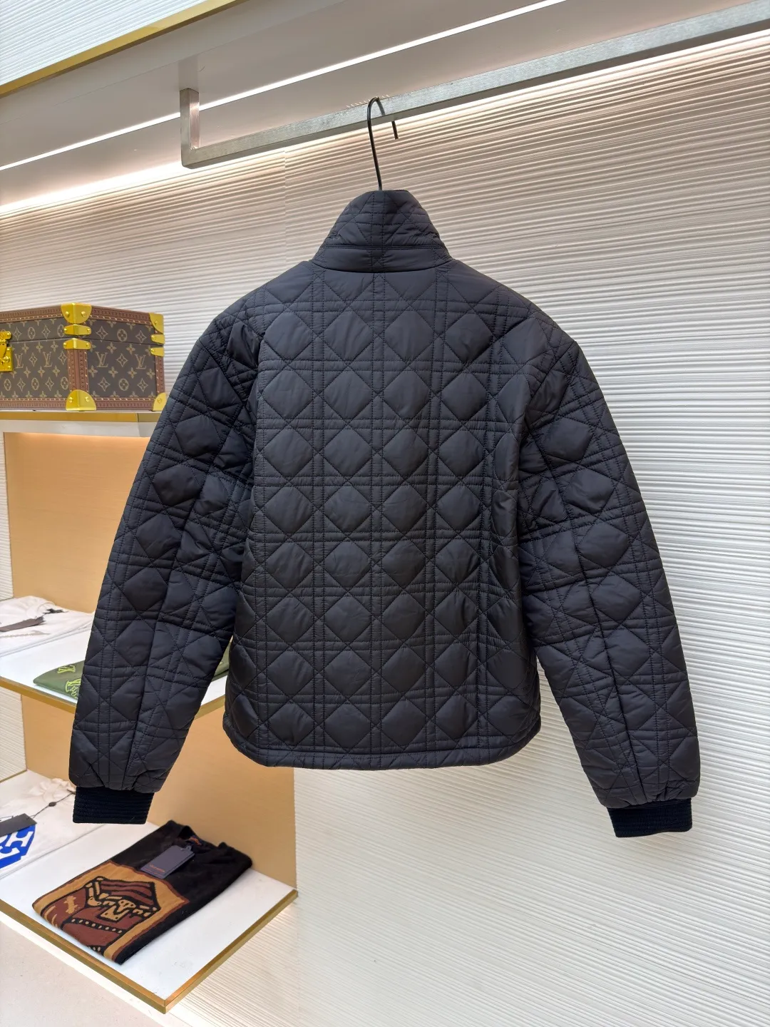 Dior cannage ribbed two-way zipper jacket ●Original version: Purchased and developed by 22991 ●Item number: 1681047-C45 ●Fabric: cannage fabric ●Technology: Made on positioning cutting machine ●Version: Fitted version ●Weight: about 675 grams ●Size: 46-48-50-52 ●Description: This cannage pattern reinterprets Dio's classic pattern. Crafted from black technical fabric with an all-over quilted cannage pattern, it has a ribbed collar and cuffs and a flapless stash pocket. May be worn with or tailored. The overall wiring is straight and delicate, the fabric is comfortable and soft, and the color is consistent without color difference. It can be matched with the same style to create a fashionable look and control various occasions. Customized accessories, complete with three standards, same style for men and women!