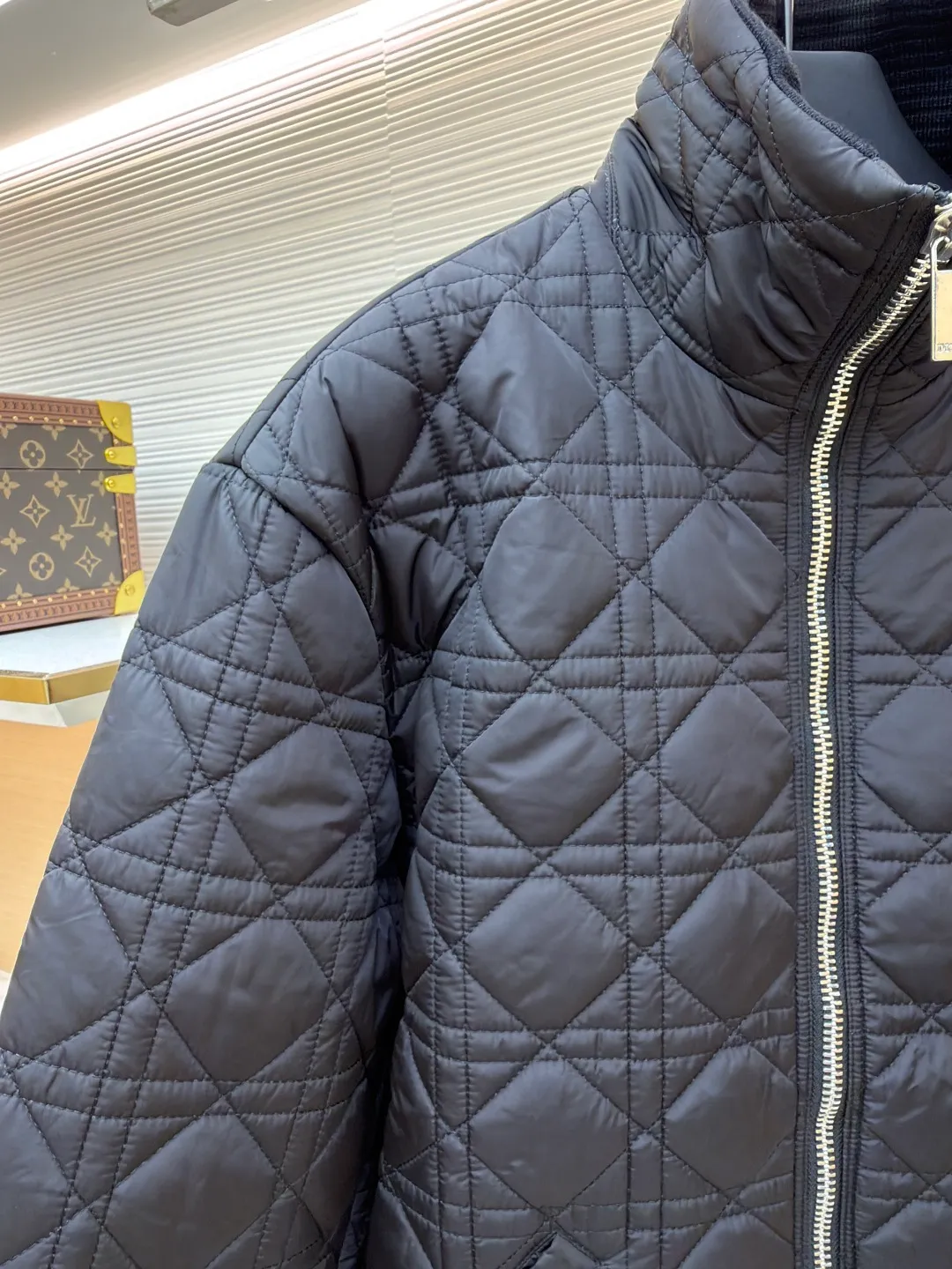 Dior cannage ribbed two-way zipper jacket ●Original version: Purchased and developed by 22991 ●Item number: 1681047-C45 ●Fabric: cannage fabric ●Technology: Made on positioning cutting machine ●Version: Fitted version ●Weight: about 675 grams ●Size: 46-48-50-52 ●Description: This cannage pattern reinterprets Dio's classic pattern. Crafted from black technical fabric with an all-over quilted cannage pattern, it has a ribbed collar and cuffs and a flapless stash pocket. May be worn with or tailored. The overall wiring is straight and delicate, the fabric is comfortable and soft, and the color is consistent without color difference. It can be matched with the same style to create a fashionable look and control various occasions. Customized accessories, complete with three standards, same style for men and women!