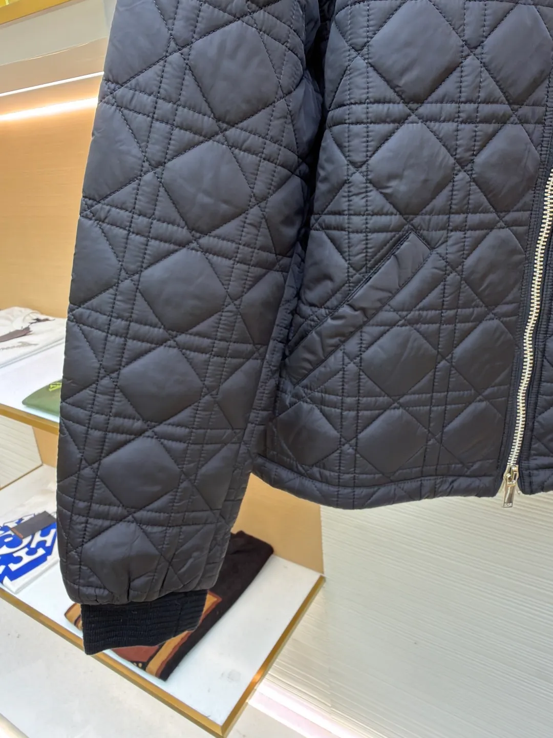 Dior cannage ribbed two-way zipper jacket ●Original version: Purchased and developed by 22991 ●Item number: 1681047-C45 ●Fabric: cannage fabric ●Technology: Made on positioning cutting machine ●Version: Fitted version ●Weight: about 675 grams ●Size: 46-48-50-52 ●Description: This cannage pattern reinterprets Dio's classic pattern. Crafted from black technical fabric with an all-over quilted cannage pattern, it has a ribbed collar and cuffs and a flapless stash pocket. May be worn with or tailored. The overall wiring is straight and delicate, the fabric is comfortable and soft, and the color is consistent without color difference. It can be matched with the same style to create a fashionable look and control various occasions. Customized accessories, complete with three standards, same style for men and women!