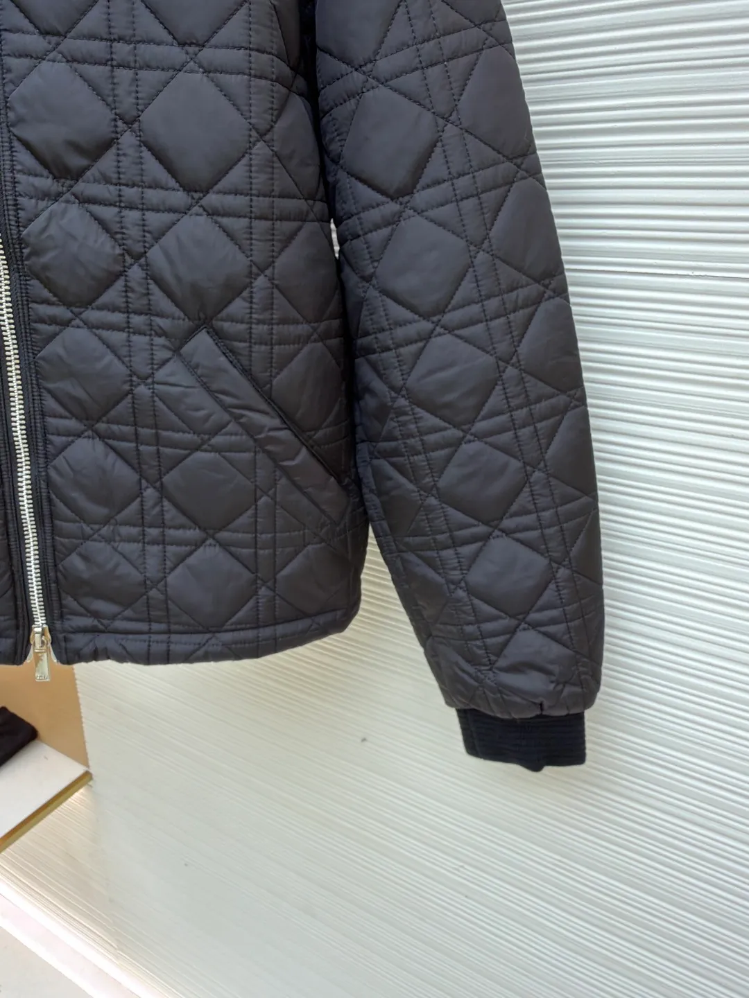 Dior cannage ribbed two-way zipper jacket ●Original version: Purchased and developed by 22991 ●Item number: 1681047-C45 ●Fabric: cannage fabric ●Technology: Made on positioning cutting machine ●Version: Fitted version ●Weight: about 675 grams ●Size: 46-48-50-52 ●Description: This cannage pattern reinterprets Dio's classic pattern. Crafted from black technical fabric with an all-over quilted cannage pattern, it has a ribbed collar and cuffs and a flapless stash pocket. May be worn with or tailored. The overall wiring is straight and delicate, the fabric is comfortable and soft, and the color is consistent without color difference. It can be matched with the same style to create a fashionable look and control various occasions. Customized accessories, complete with three standards, same style for men and women!