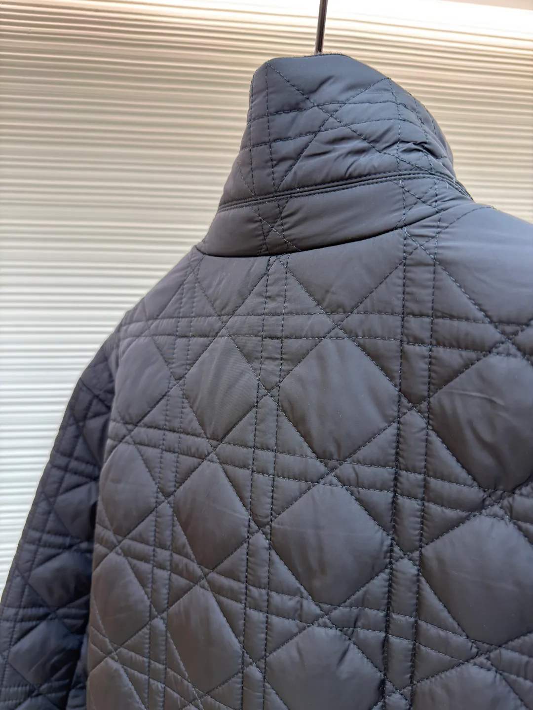 Dior cannage ribbed two-way zipper jacket ●Original version: Purchased and developed by 22991 ●Item number: 1681047-C45 ●Fabric: cannage fabric ●Technology: Made on positioning cutting machine ●Version: Fitted version ●Weight: about 675 grams ●Size: 46-48-50-52 ●Description: This cannage pattern reinterprets Dio's classic pattern. Crafted from black technical fabric with an all-over quilted cannage pattern, it has a ribbed collar and cuffs and a flapless stash pocket. May be worn with or tailored. The overall wiring is straight and delicate, the fabric is comfortable and soft, and the color is consistent without color difference. It can be matched with the same style to create a fashionable look and control various occasions. Customized accessories, complete with three standards, same style for men and women!
