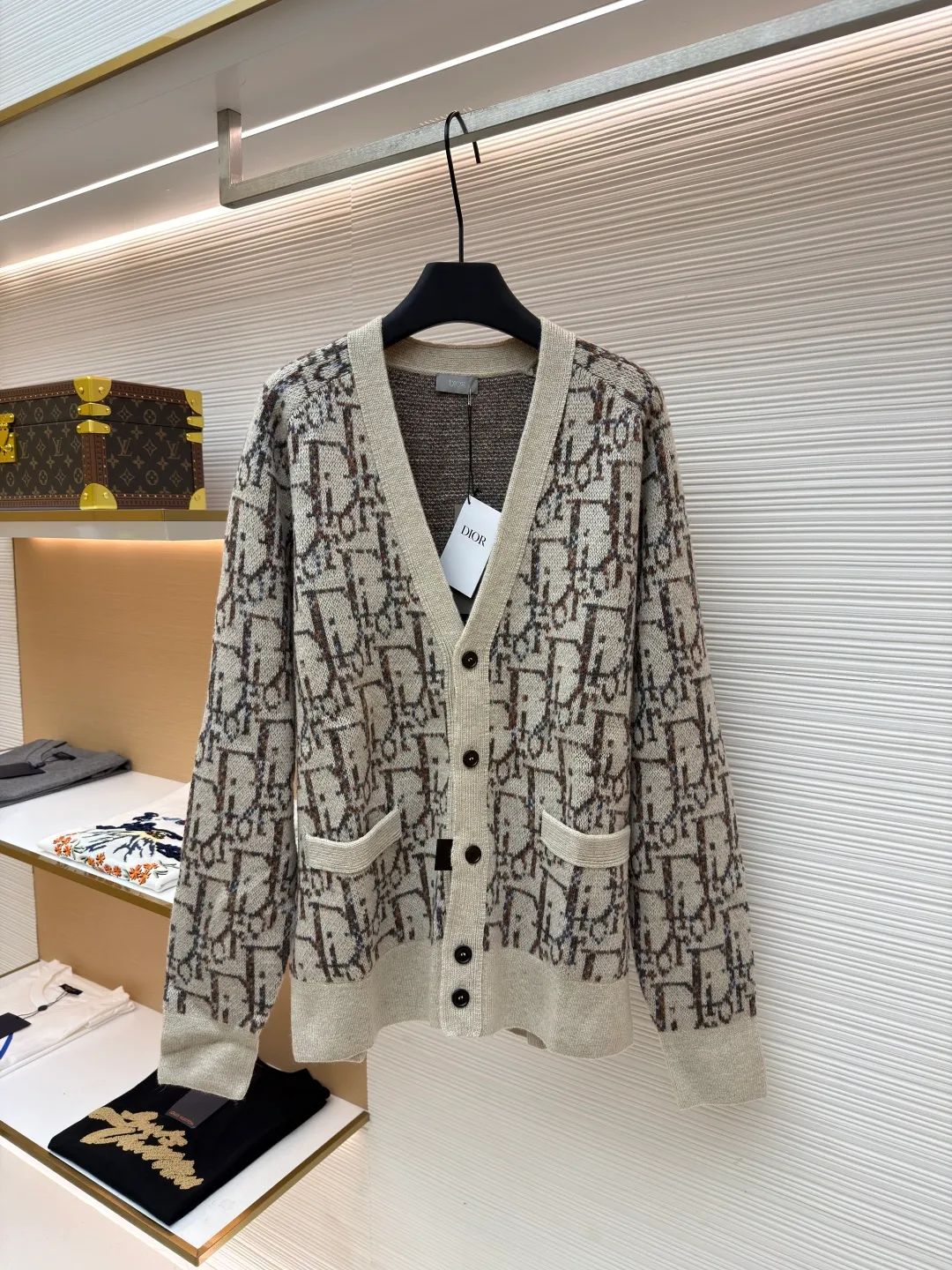 Dior presbyopic woolen cardigan ●Original version: 15,000 purchased and developed ●Item number: 1681285-C00 ●Fabric: wool blended fabric ●Technology: jacquard weaving ●Version: fitted version ●Weight: about 775 grams ●Size: XS-S-M-L ●Description: The wool is custom-dyed with imported premium 100% wool yarn, and jacquard weaving is carried out using an imported 5-gauge wool loom. A single piece takes 190 minutes, and is woven at a parallel and even speed. The whole piece of clothing is clear. The drawings are drawn by experienced masters, and the pattern is positioned according to YB. Specific three-label washing. The overall wiring is straight and delicate. The fabric is comfortable and soft, and the color is consistent without color difference. It can be matched with the same style to create a fashionable look, and can be used in various occasions. Customized accessories, complete with three standards, same style for men and women!