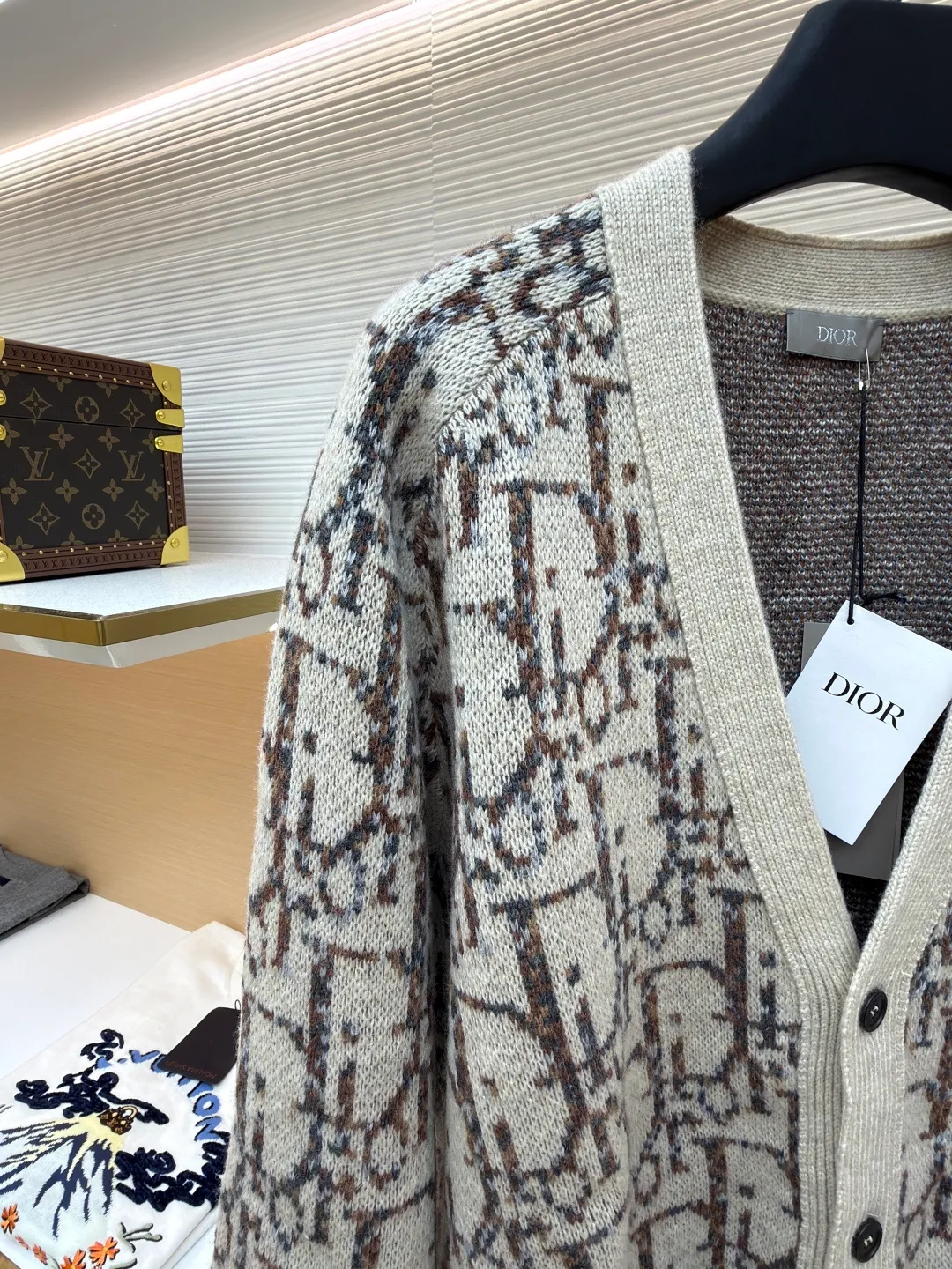 Dior presbyopic woolen cardigan ●Original version: 15,000 purchased and developed ●Item number: 1681285-C00 ●Fabric: wool blended fabric ●Technology: jacquard weaving ●Version: fitted version ●Weight: about 775 grams ●Size: XS-S-M-L ●Description: The wool is custom-dyed with imported premium 100% wool yarn, and jacquard weaving is carried out using an imported 5-gauge wool loom. A single piece takes 190 minutes, and is woven at a parallel and even speed. The whole piece of clothing is clear. The drawings are drawn by experienced masters, and the pattern is positioned according to YB. Specific three-label washing. The overall wiring is straight and delicate. The fabric is comfortable and soft, and the color is consistent without color difference. It can be matched with the same style to create a fashionable look, and can be used in various occasions. Customized accessories, complete with three standards, same style for men and women!