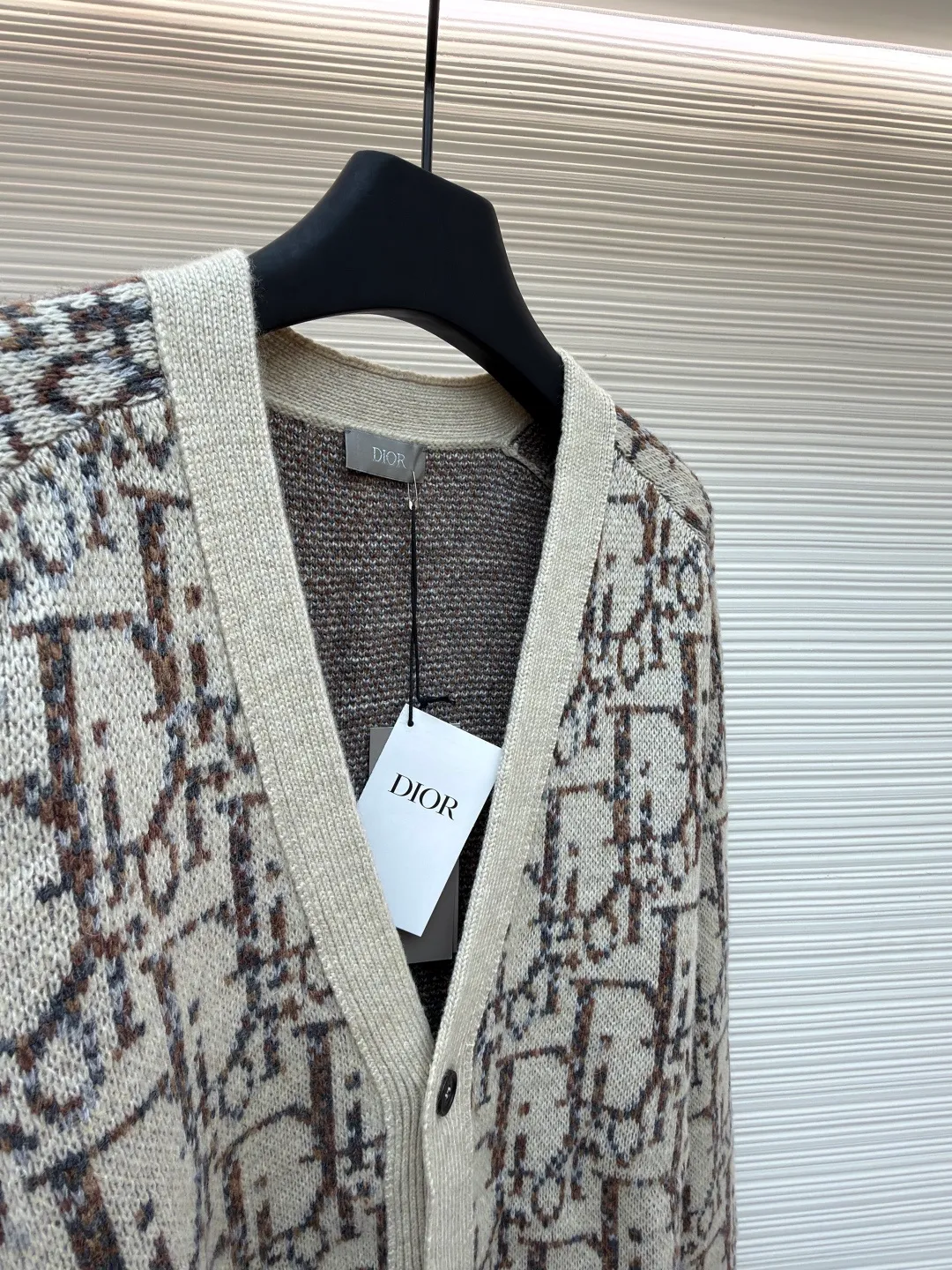 Dior presbyopic woolen cardigan ●Original version: 15,000 purchased and developed ●Item number: 1681285-C00 ●Fabric: wool blended fabric ●Technology: jacquard weaving ●Version: fitted version ●Weight: about 775 grams ●Size: XS-S-M-L ●Description: The wool is custom-dyed with imported premium 100% wool yarn, and jacquard weaving is carried out using an imported 5-gauge wool loom. A single piece takes 190 minutes, and is woven at a parallel and even speed. The whole piece of clothing is clear. The drawings are drawn by experienced masters, and the pattern is positioned according to YB. Specific three-label washing. The overall wiring is straight and delicate. The fabric is comfortable and soft, and the color is consistent without color difference. It can be matched with the same style to create a fashionable look, and can be used in various occasions. Customized accessories, complete with three standards, same style for men and women!