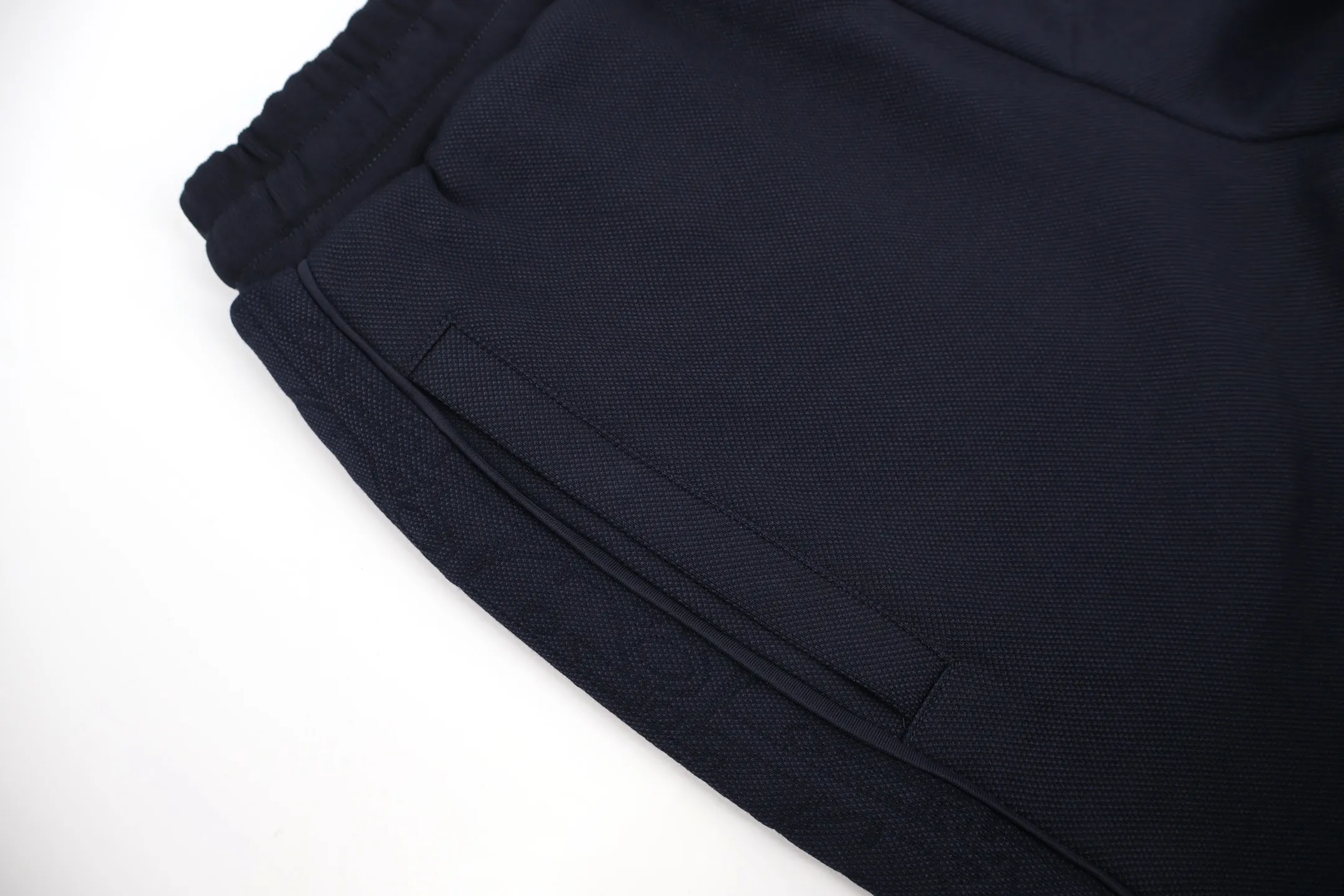 🅿️500 CD jacquard webbing trousers, originally purchased for 23,500, are made of cotton and technical yarn blending to bring a delicate texture. The two sides are decorated with Oblique cotton jersey jacquard webbing details, and the jacquard processing is processed to present a concave and convex three-dimensional texture. The three-label accessories are complete. The compact, regular mid-rise straight-leg trousers are cut in a style that can well modify the leg lines and highlight the slenderness of the leg lines. Size:S-M-L-XL