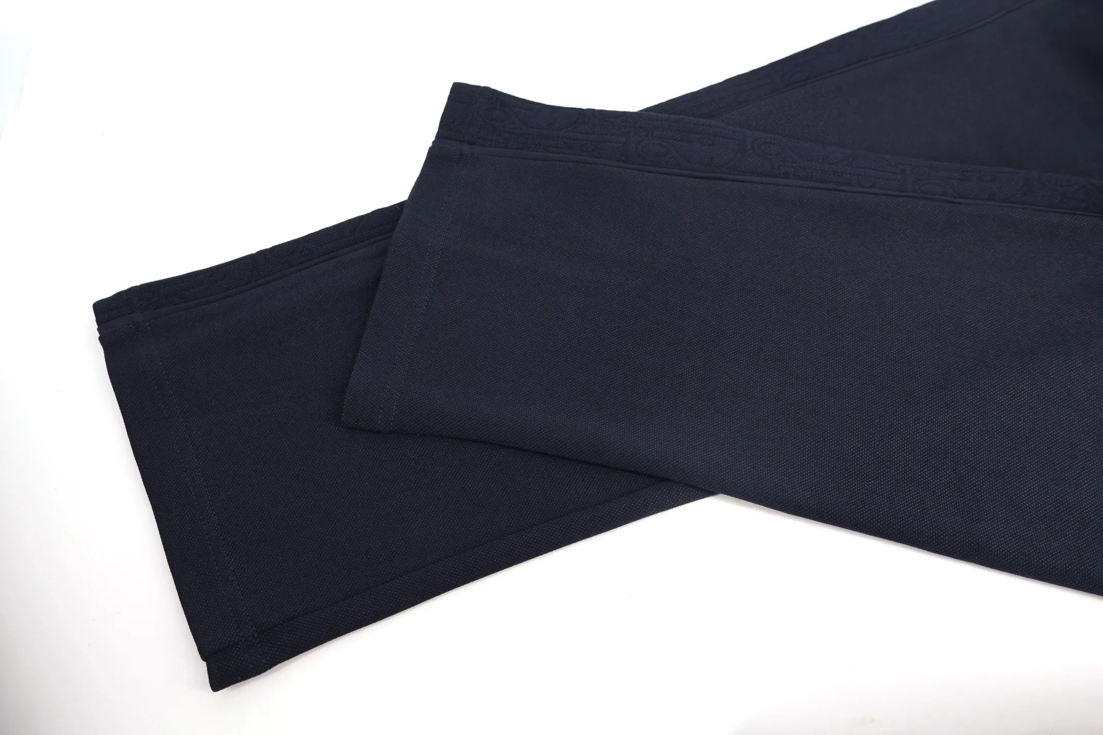 🅿️500 CD jacquard webbing trousers, originally purchased for 23,500, are made of cotton and technical yarn blending to bring a delicate texture. The two sides are decorated with Oblique cotton jersey jacquard webbing details, and the jacquard processing is processed to present a concave and convex three-dimensional texture. The three-label accessories are complete. The compact, regular mid-rise straight-leg trousers are cut in a style that can well modify the leg lines and highlight the slenderness of the leg lines. Size:S-M-L-XL