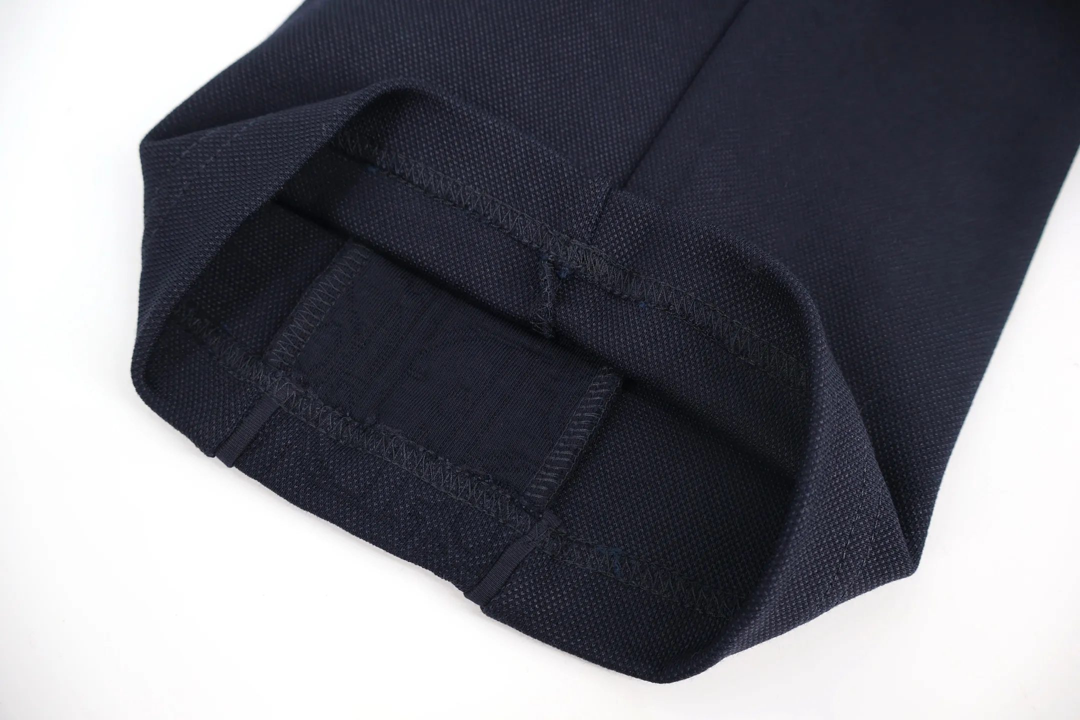 🅿️500 CD jacquard webbing trousers, originally purchased for 23,500, are made of cotton and technical yarn blending to bring a delicate texture. The two sides are decorated with Oblique cotton jersey jacquard webbing details, and the jacquard processing is processed to present a concave and convex three-dimensional texture. The three-label accessories are complete. The compact, regular mid-rise straight-leg trousers are cut in a style that can well modify the leg lines and highlight the slenderness of the leg lines. Size:S-M-L-XL