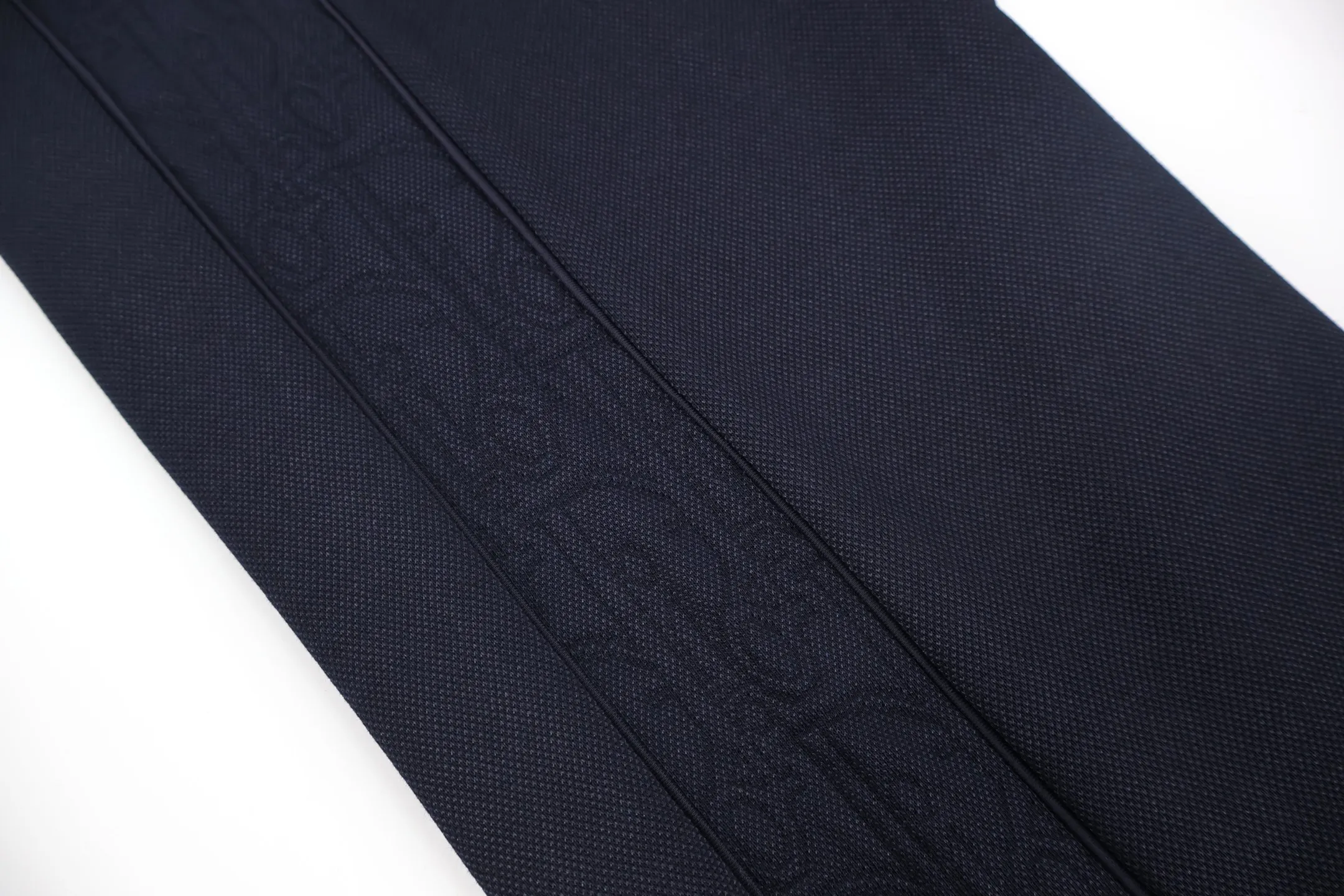 🅿️500 CD jacquard webbing trousers, originally purchased for 23,500, are made of cotton and technical yarn blending to bring a delicate texture. The two sides are decorated with Oblique cotton jersey jacquard webbing details, and the jacquard processing is processed to present a concave and convex three-dimensional texture. The three-label accessories are complete. The compact, regular mid-rise straight-leg trousers are cut in a style that can well modify the leg lines and highlight the slenderness of the leg lines. Size:S-M-L-XL