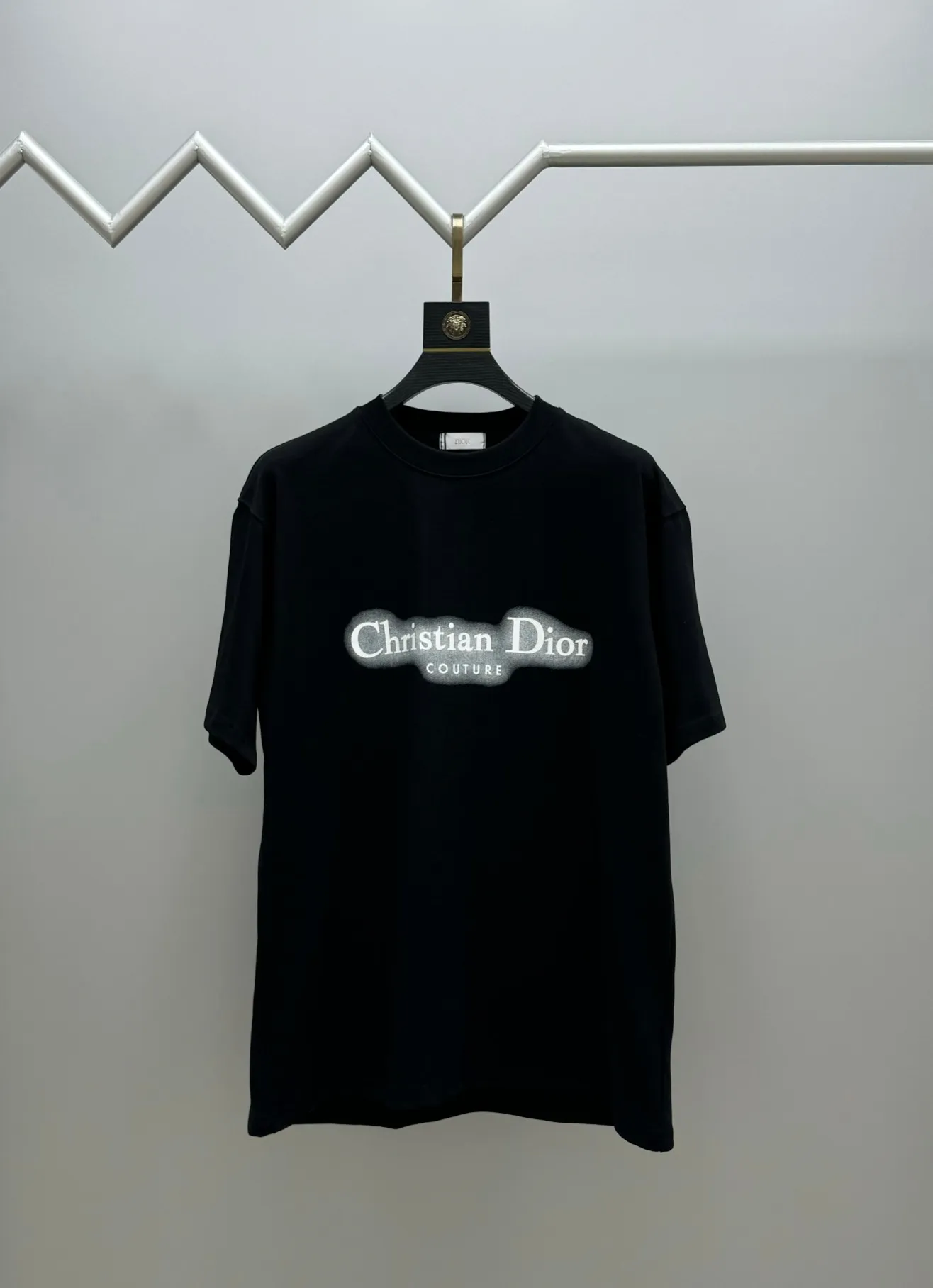 🅿️210 (top version, differentiated currency) will not be taken off the shelves all year round, sell with confidence. Style: Dior/DIO.R short-sleeved T-shirt. Fabric: 300g double yarn 100% cotton. Rib: 320g heavy Sorona 1*1 trendy brand. Craftsmanship: high-definition night flash printed logo. Color: black. Size: XS S M L. Gender-neutral. Same style for men and women.